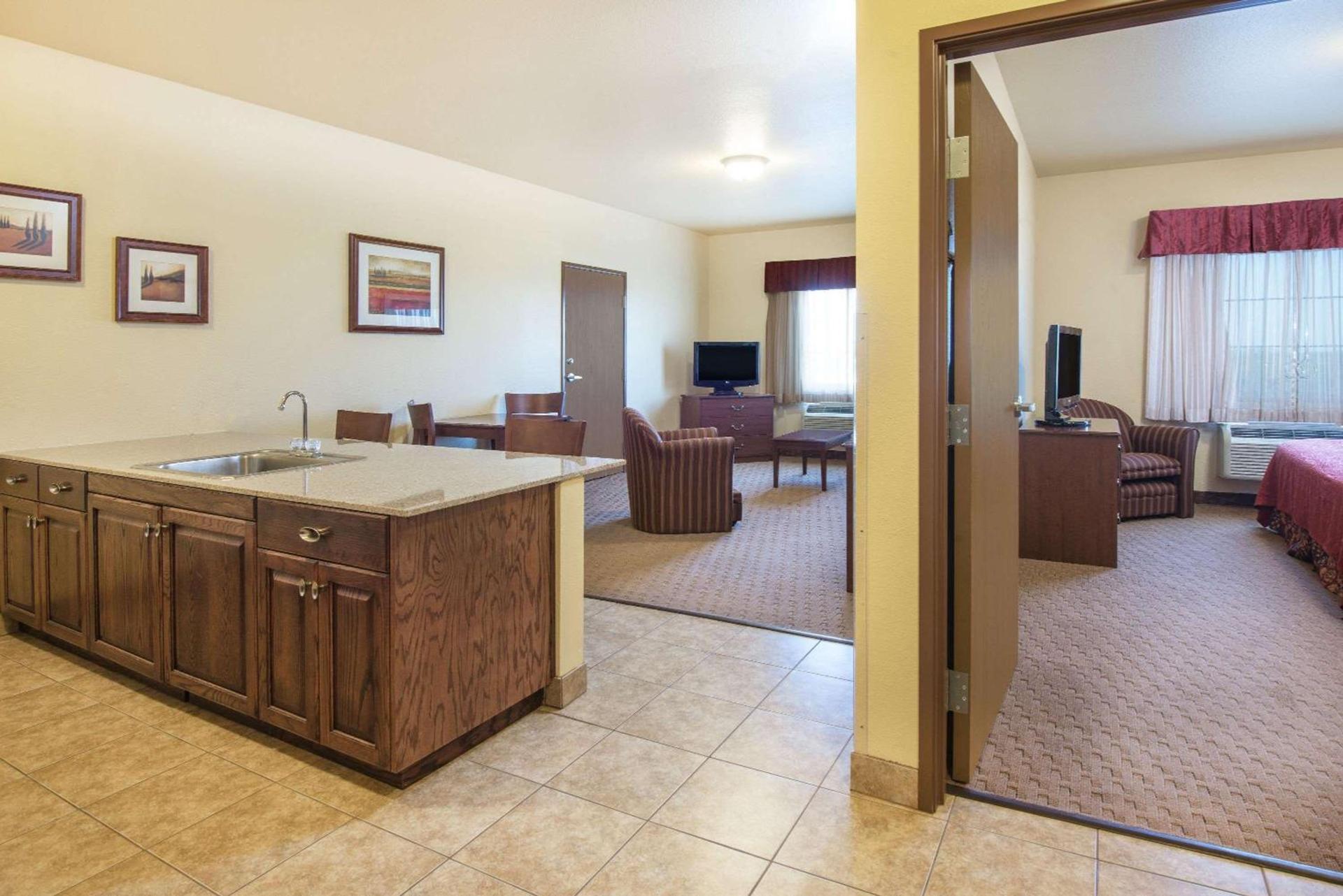 Days Inn by Wyndham Ellis photo 12