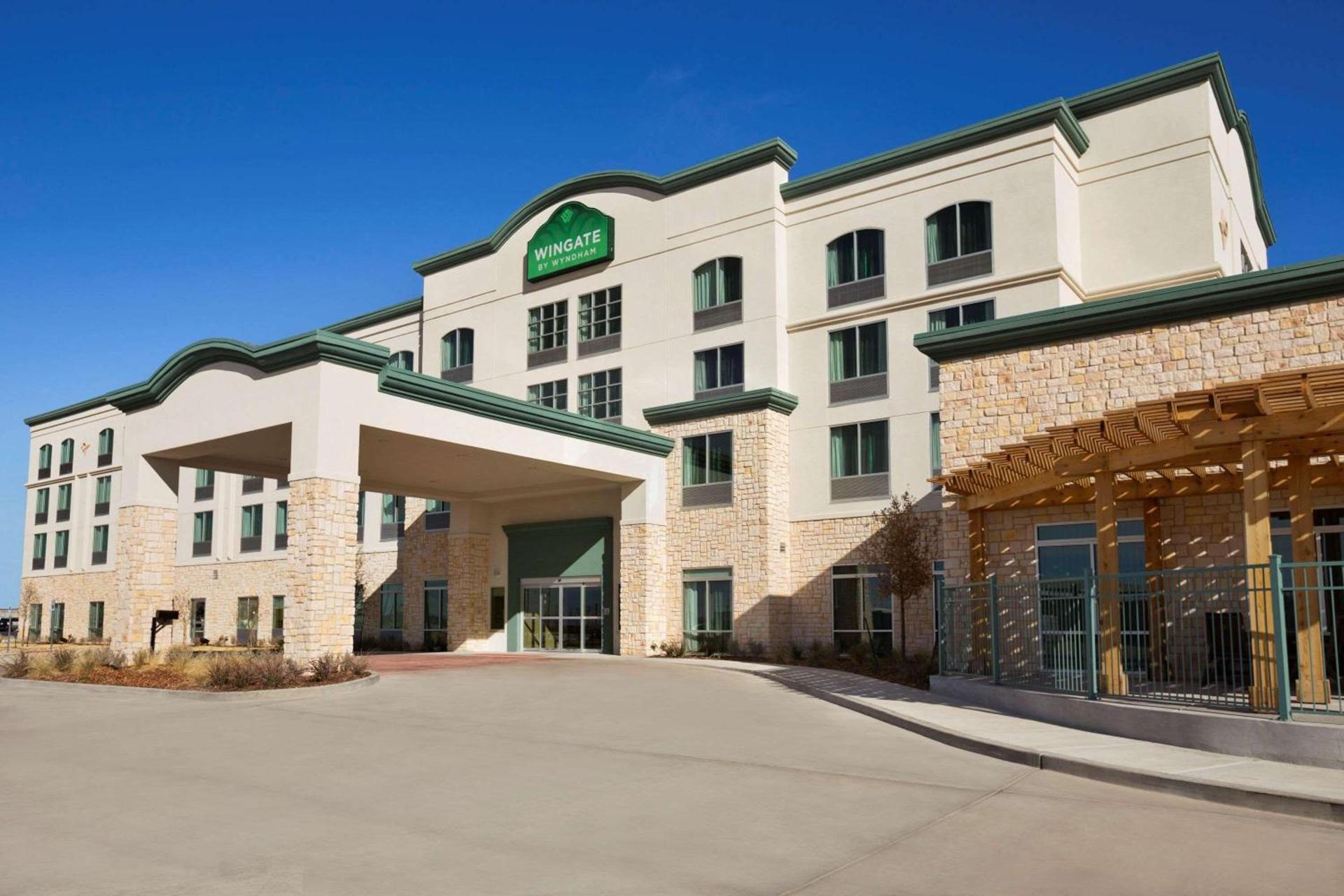 Wingate by Wyndham Seminole photo 1