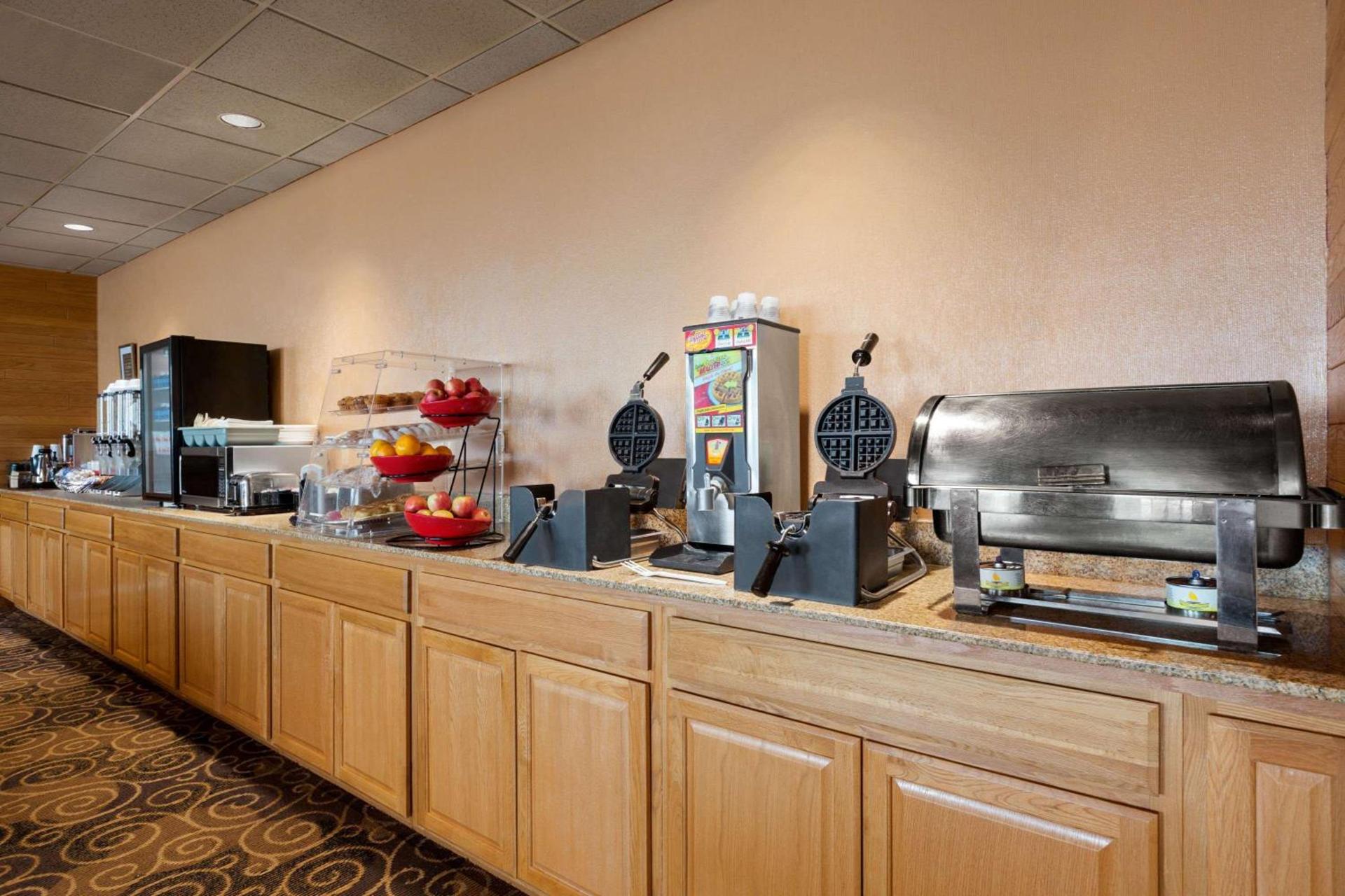 Ramada by Wyndham Bismarck photo 5