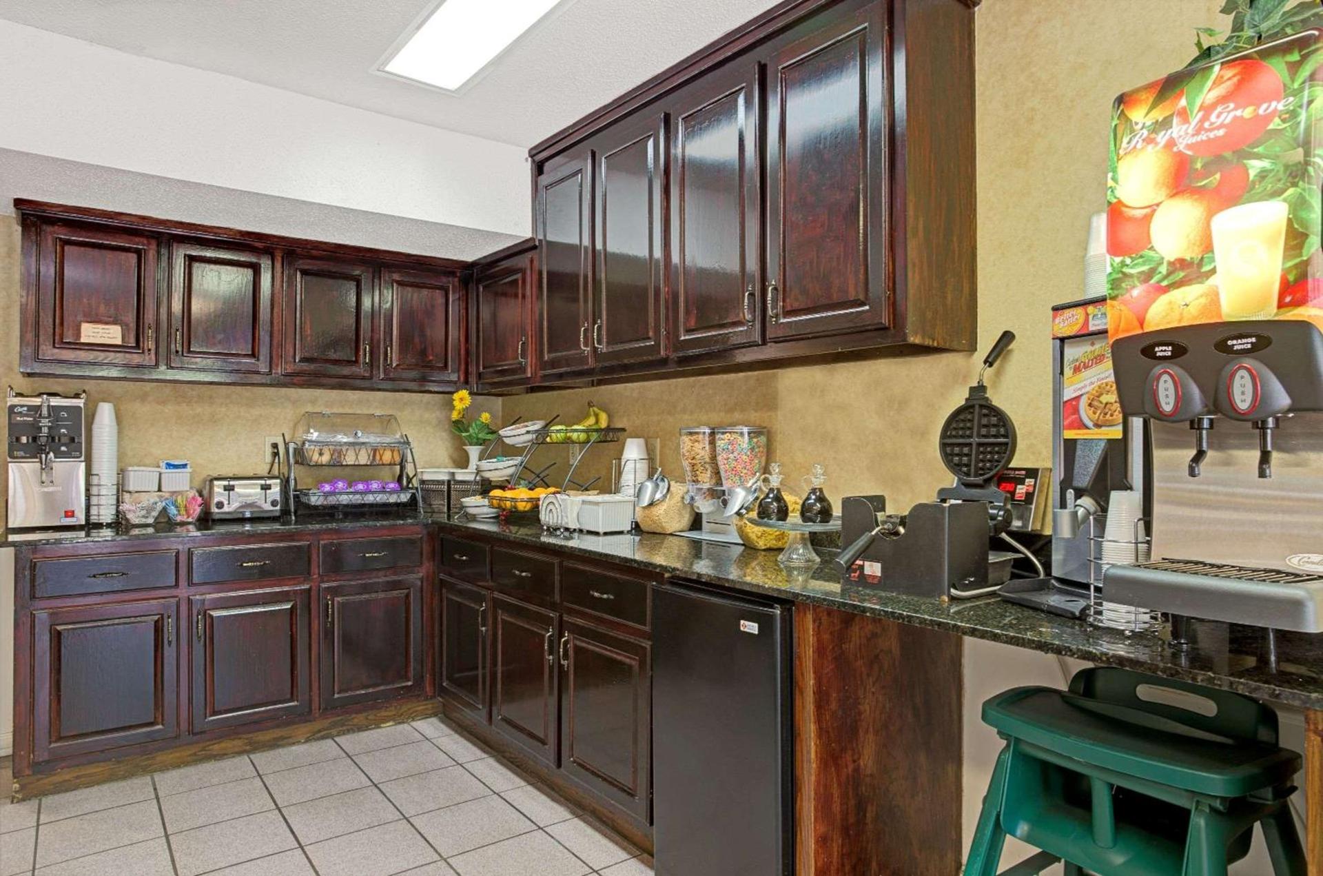 Baymont by Wyndham Smithfield photo 12