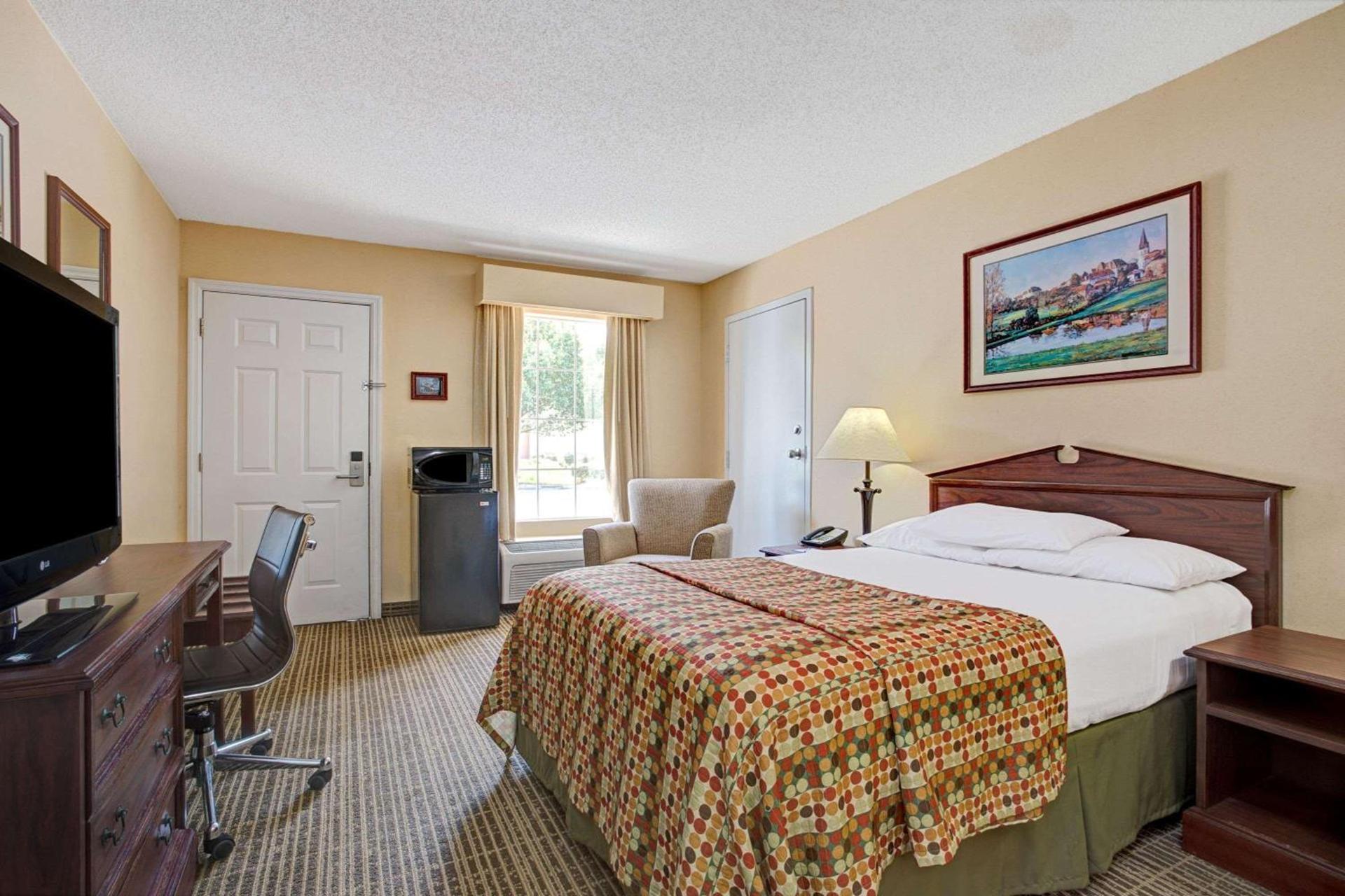 Baymont by Wyndham Smithfield photo 5