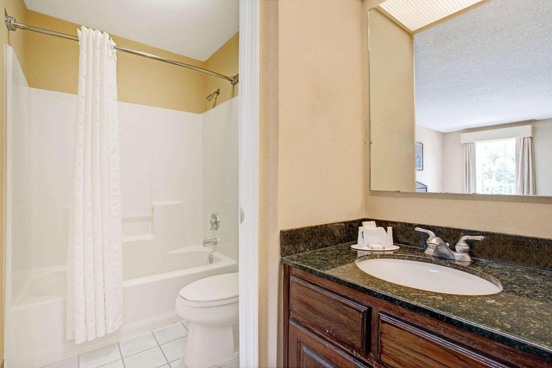 Baymont by Wyndham Smithfield photo 6