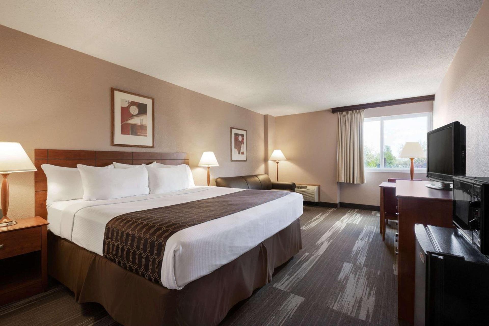 Ramada by Wyndham Bismarck photo 10