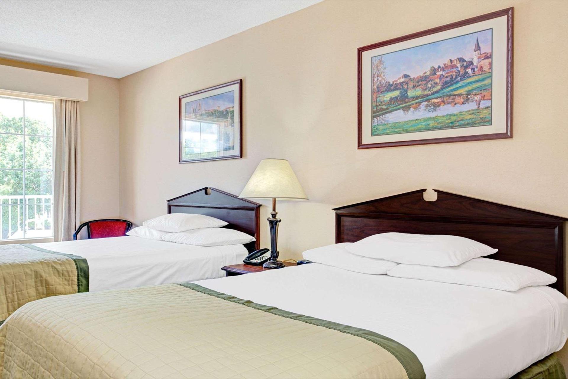 Baymont by Wyndham Smithfield photo 8