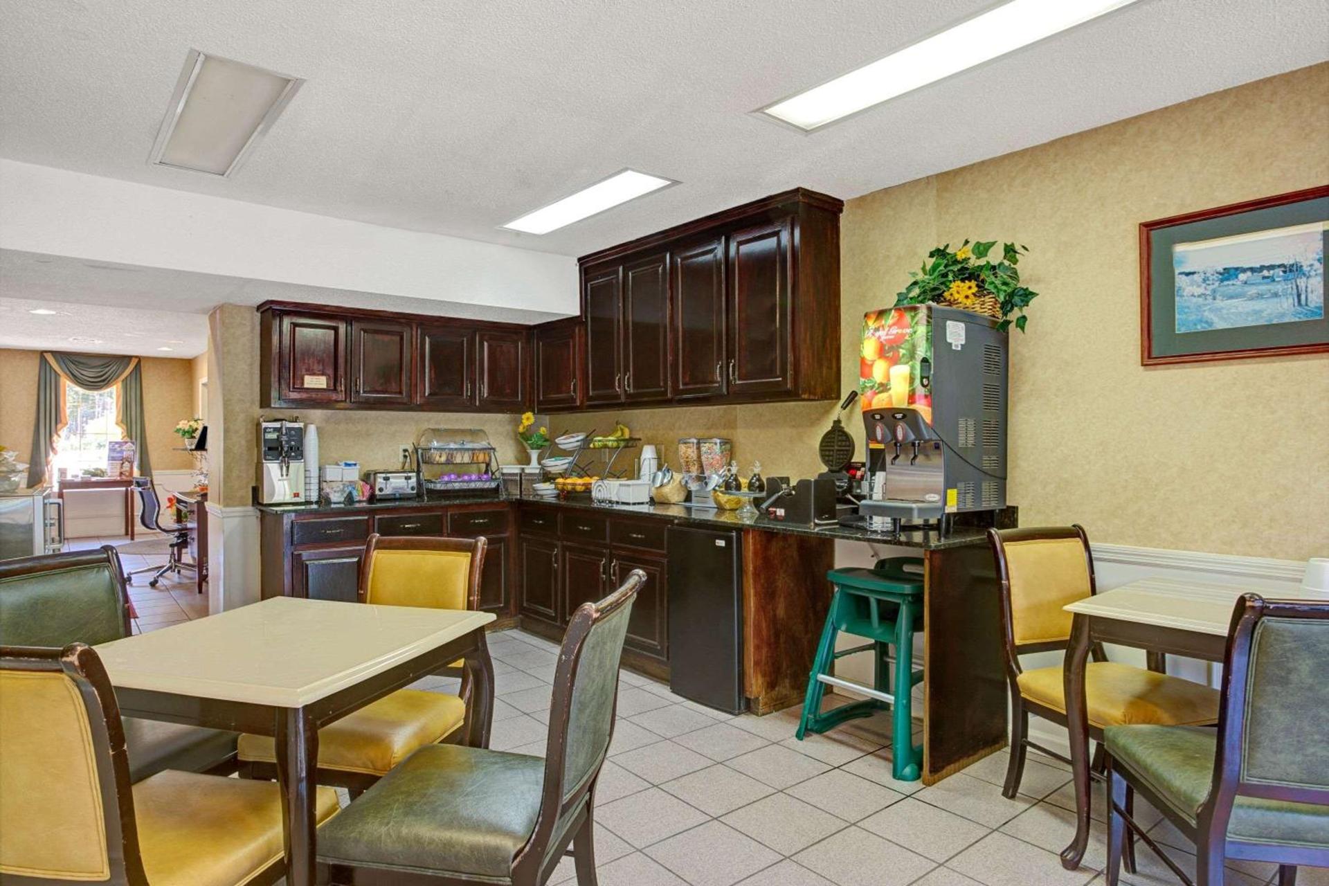 Baymont by Wyndham Smithfield photo 11
