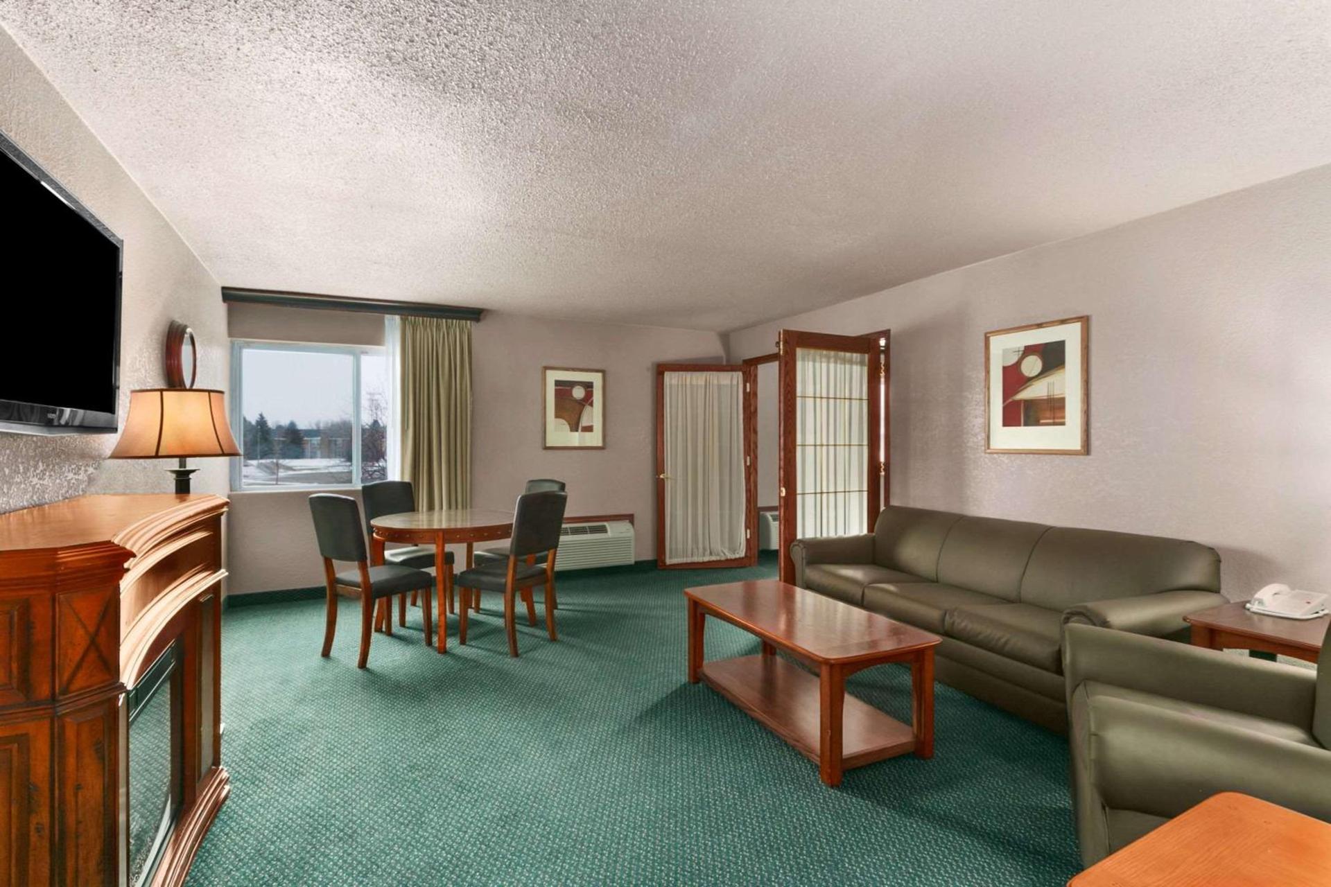 Ramada by Wyndham Bismarck photo 20