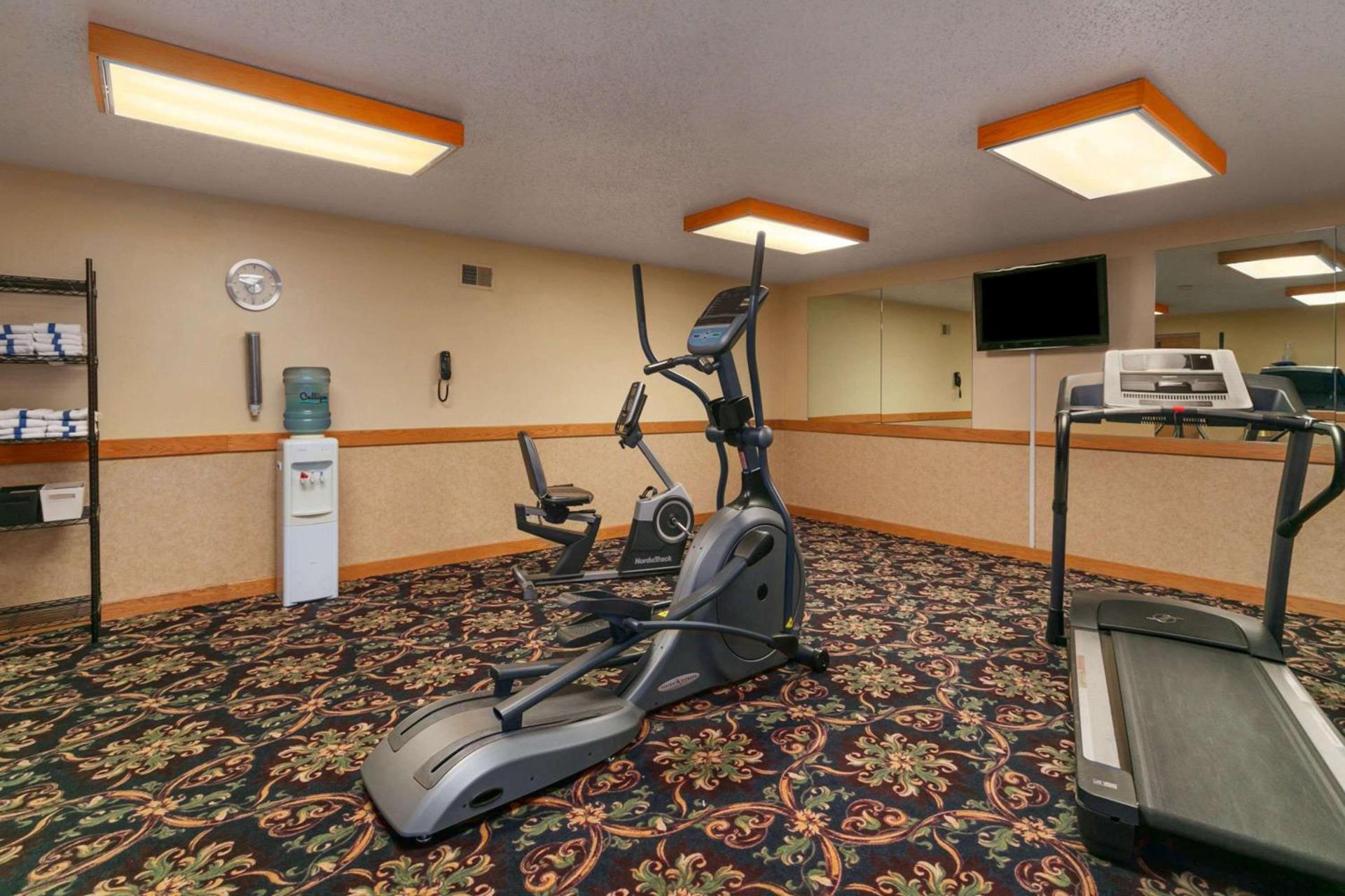 Ramada by Wyndham Bismarck photo 7