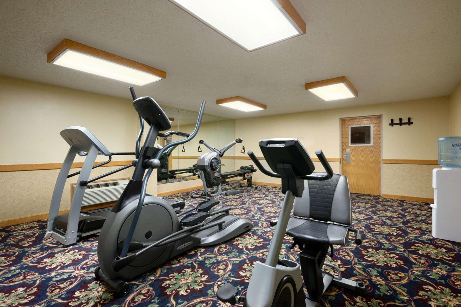 Ramada by Wyndham Bismarck photo 8