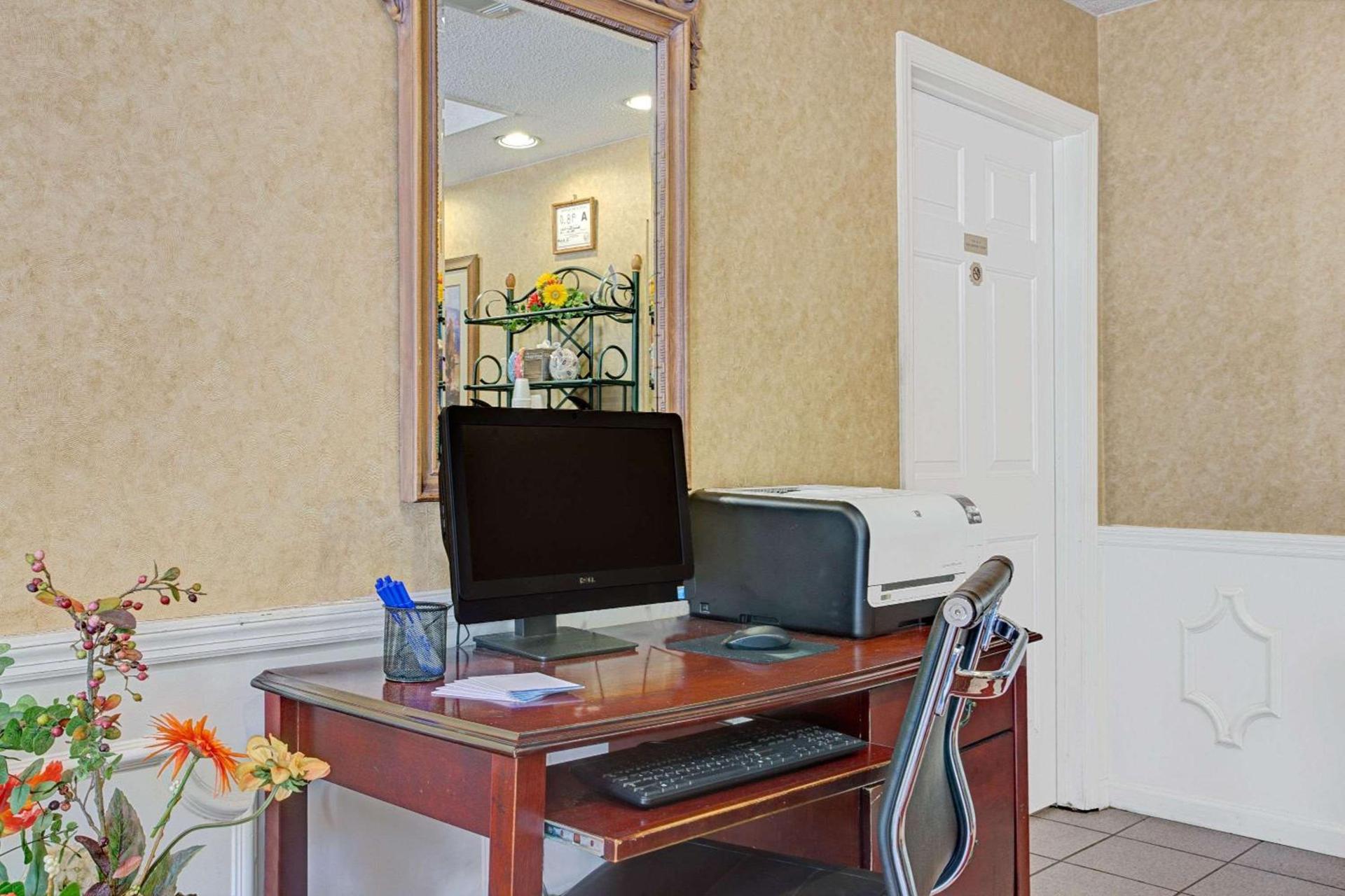 Baymont by Wyndham Smithfield photo 13
