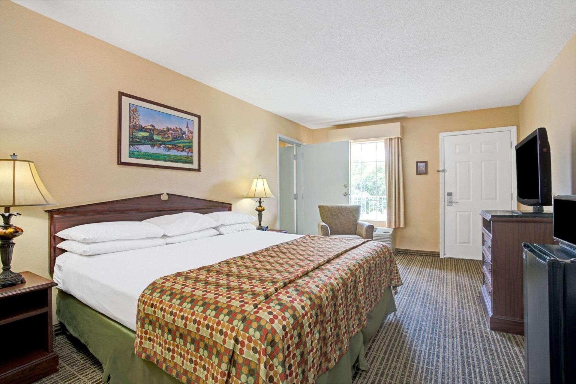 Baymont by Wyndham Smithfield photo 10