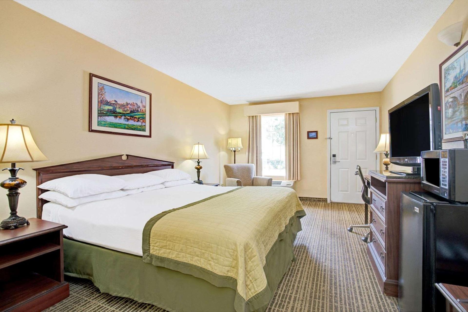 Baymont by Wyndham Smithfield photo 7
