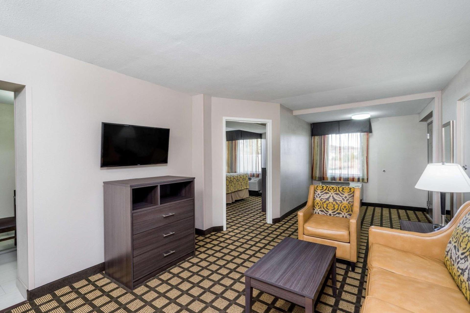 Baymont by Wyndham Clarksville photo 57