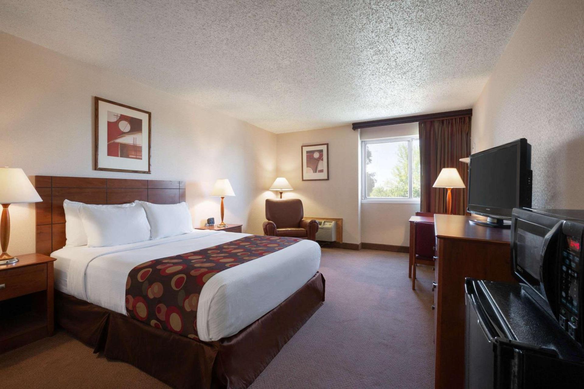 Ramada by Wyndham Bismarck photo 11