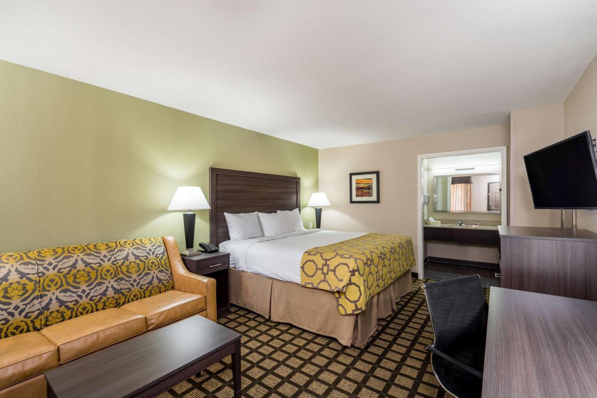 Baymont by Wyndham Clarksville photo 56