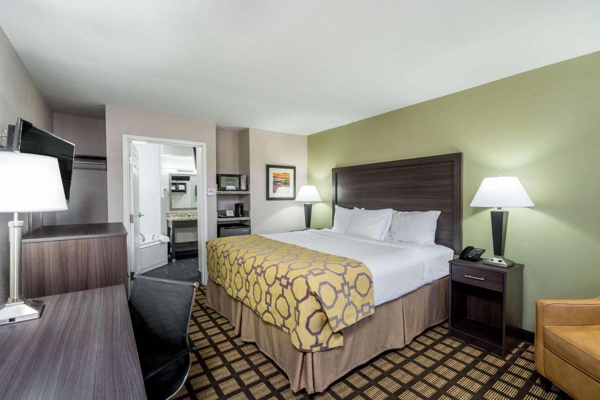 Baymont by Wyndham Clarksville photo 55