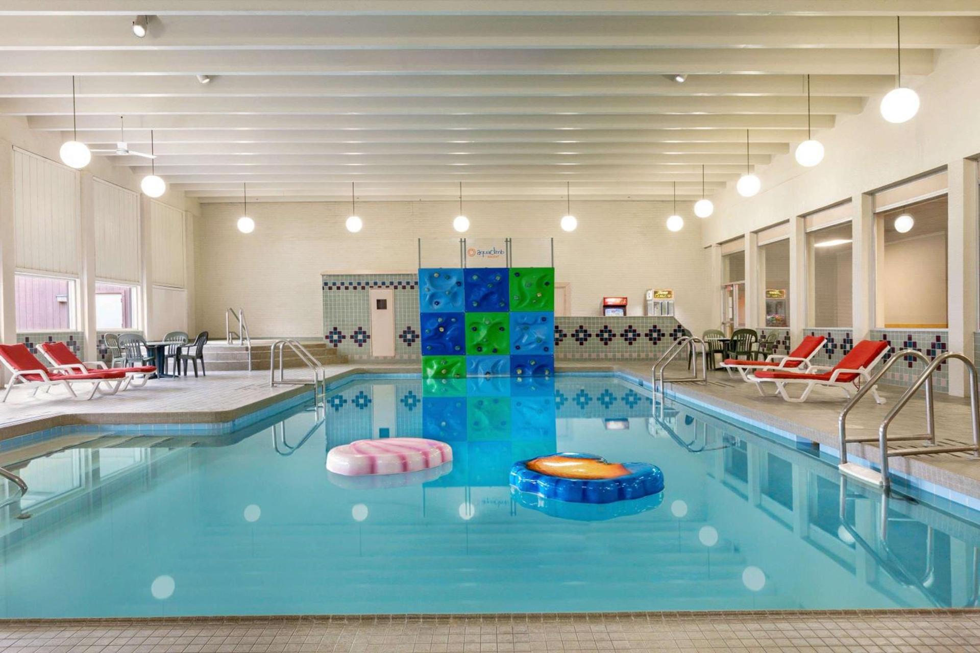 Ramada by Wyndham Bismarck photo 4