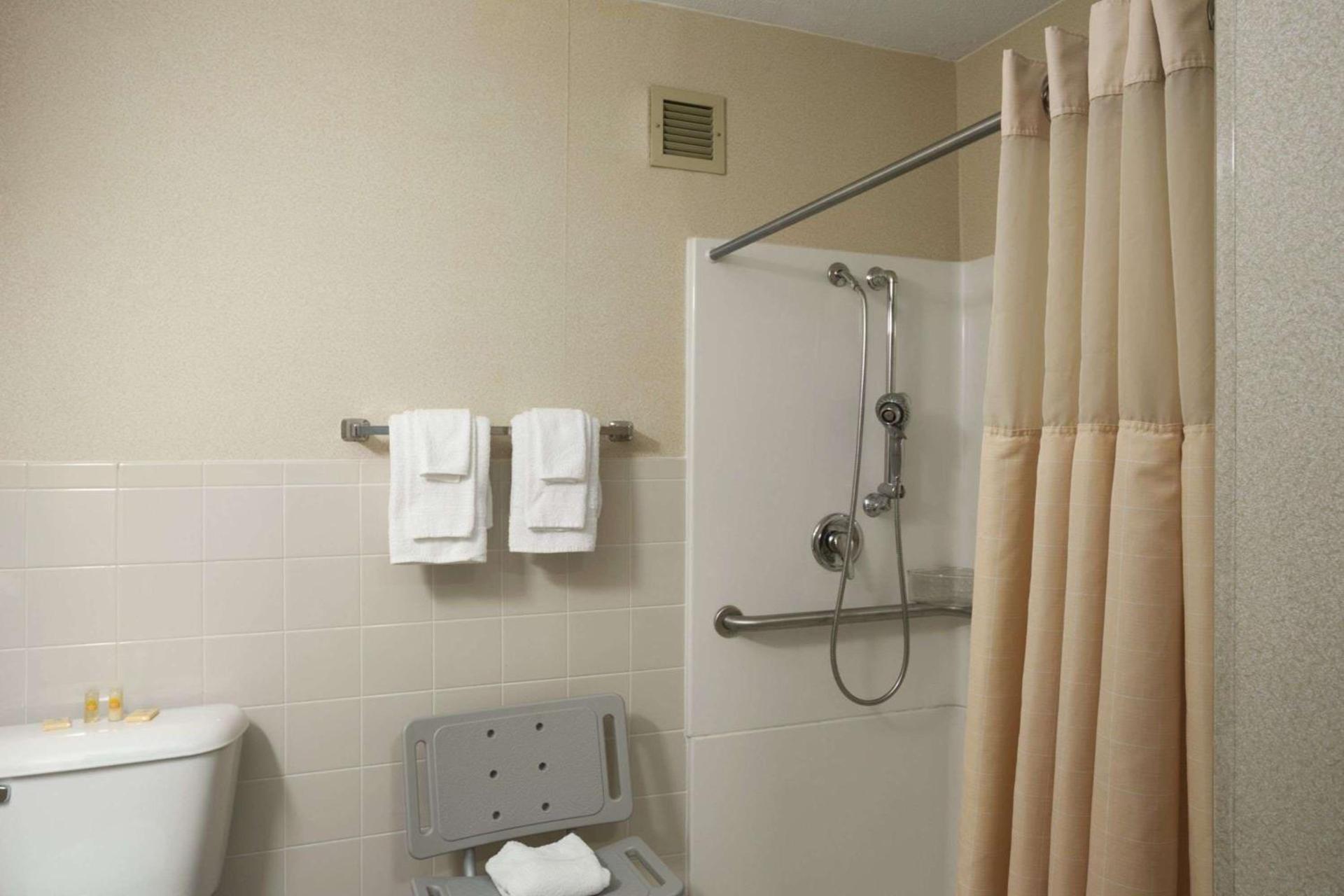 Days Inn by Wyndham Sidney OH photo 6