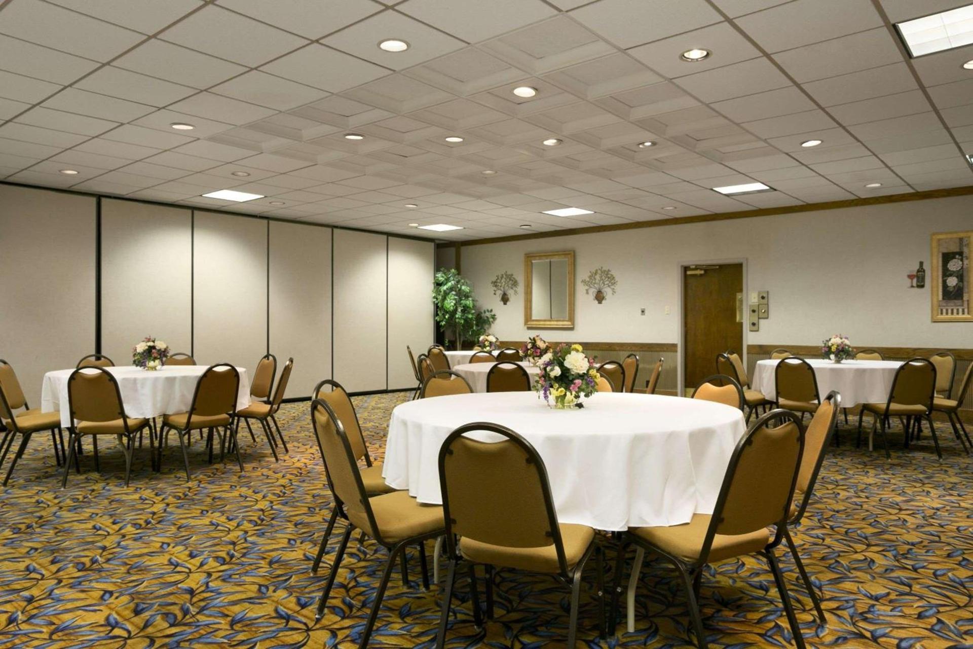 Days Inn by Wyndham Sidney OH photo 12