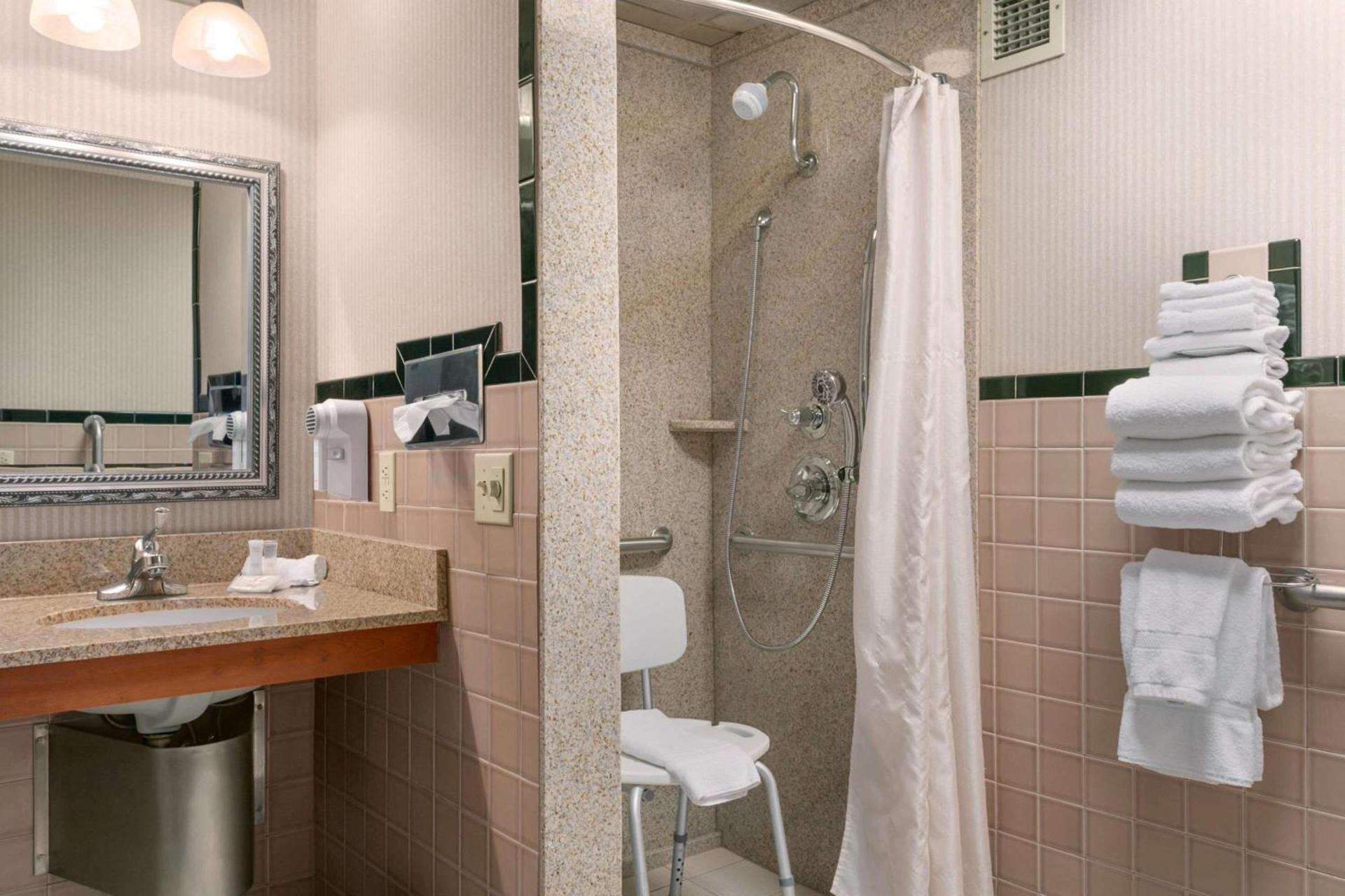 Ramada by Wyndham Bismarck photo 15
