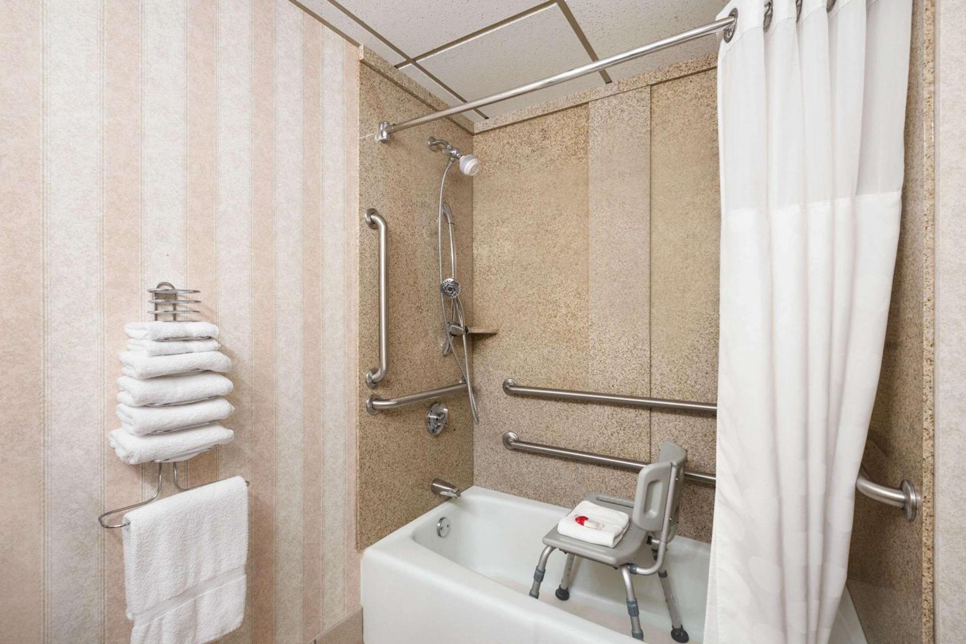 Ramada by Wyndham Bismarck photo 17