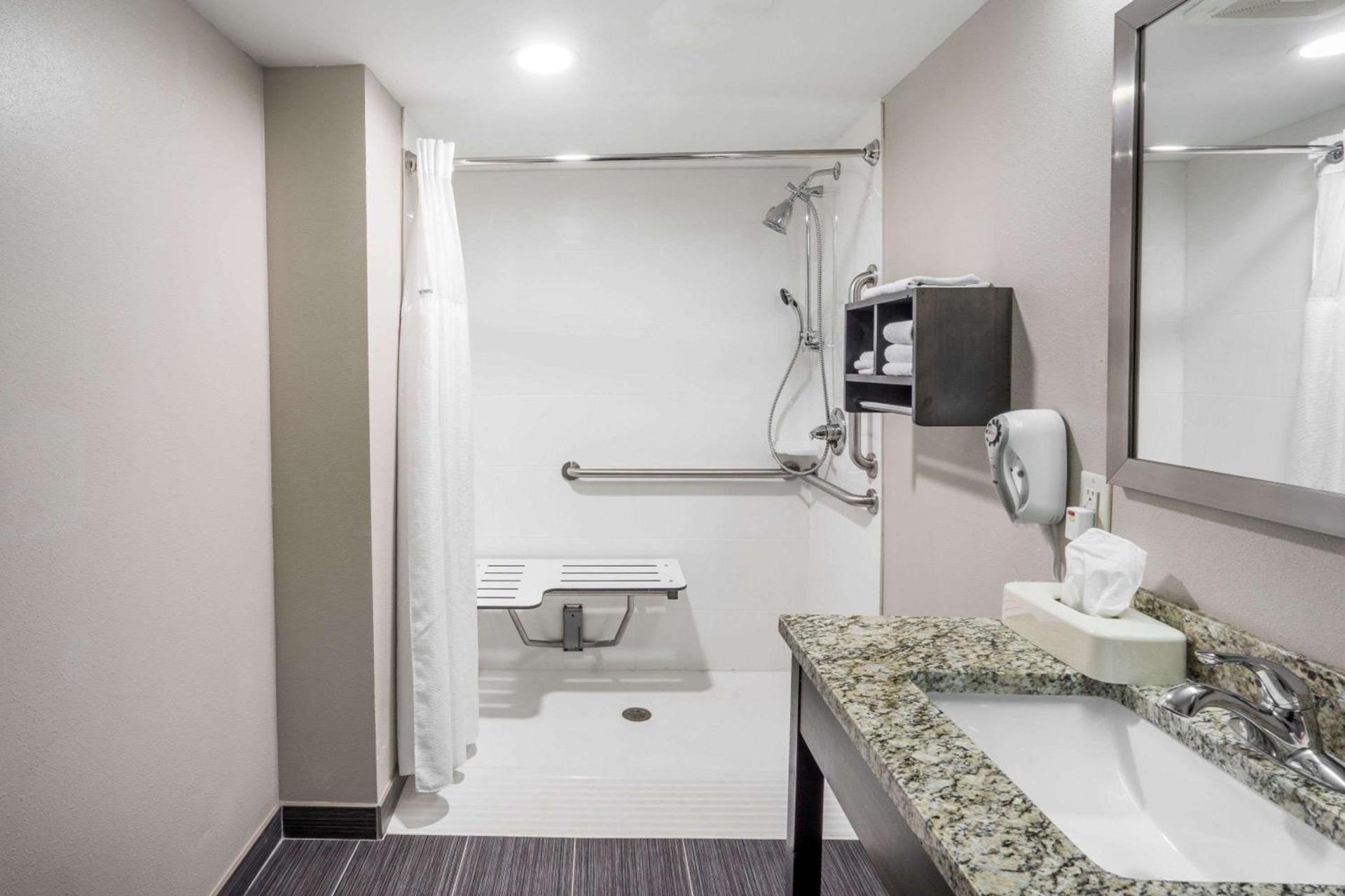 Baymont by Wyndham Clarksville photo 47