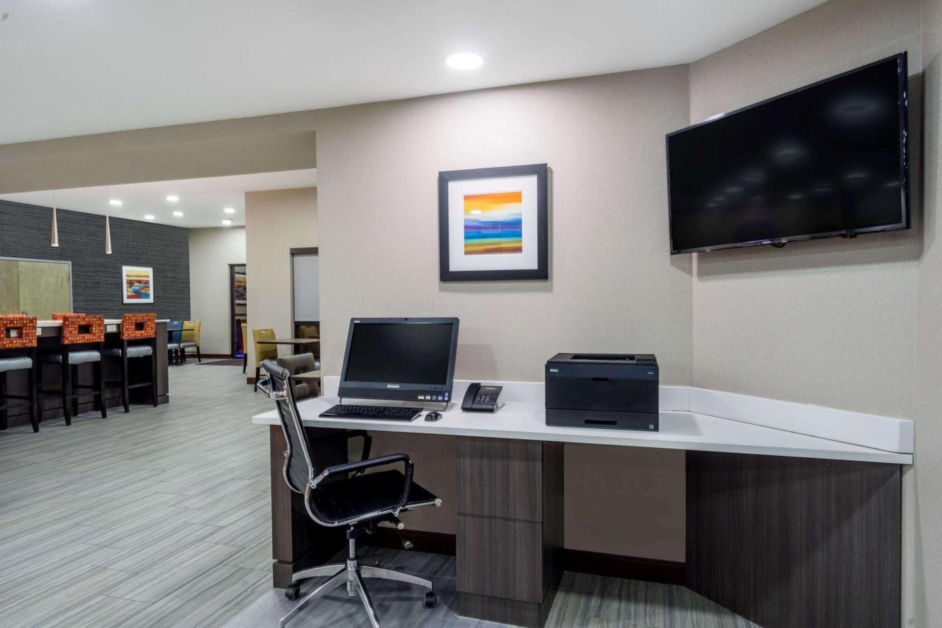 Baymont by Wyndham Clarksville photo 45
