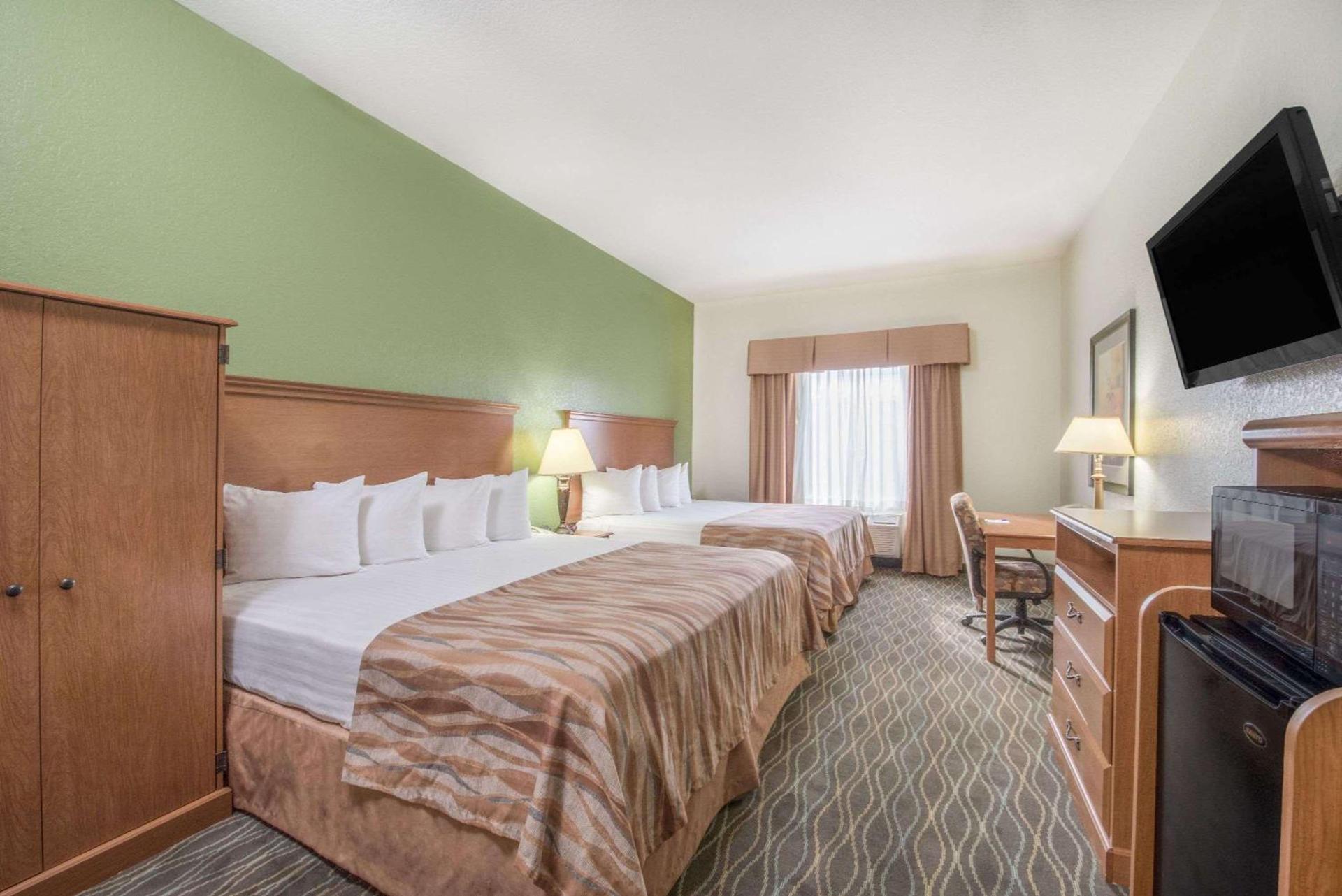 Baymont by Wyndham Pearsall photo 57