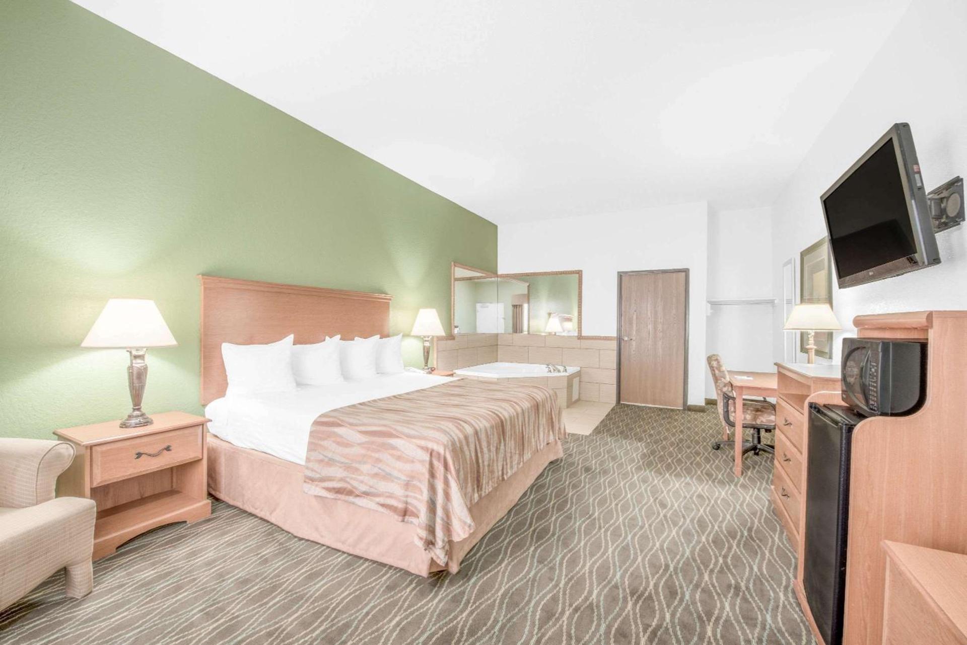 Baymont by Wyndham Pearsall photo 55