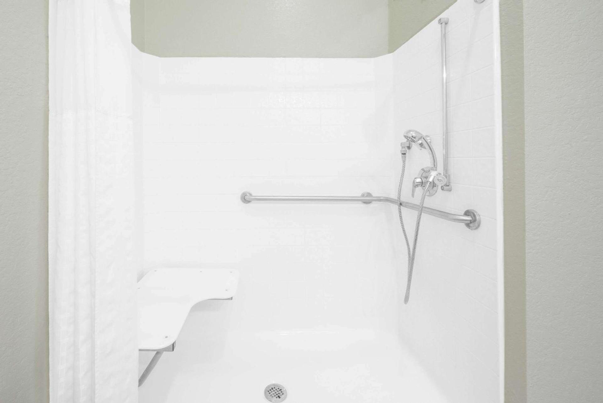 Baymont by Wyndham Pearsall photo 53