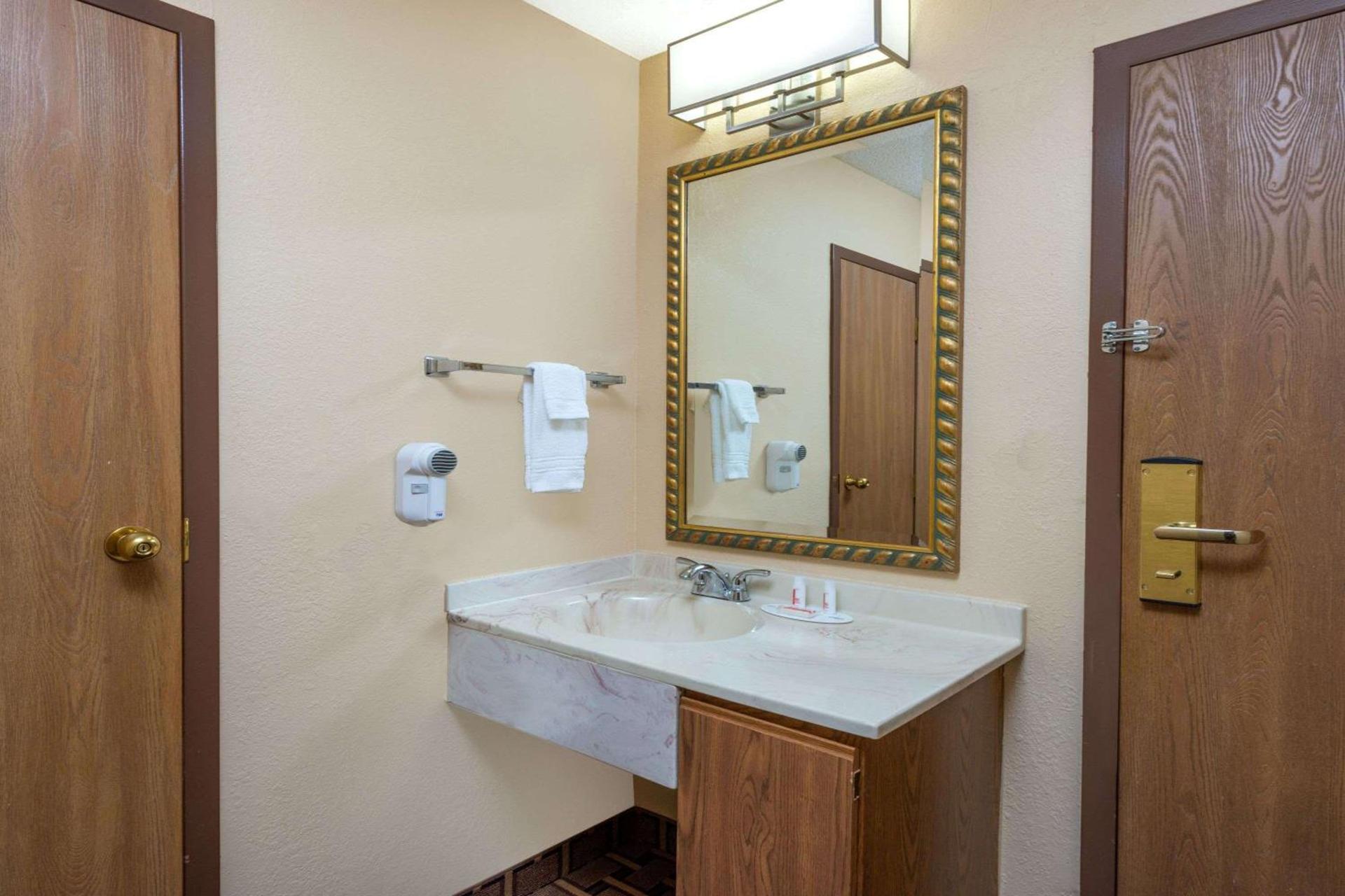 Super 8 by Wyndham Charleston Sikeston East MO photo 11