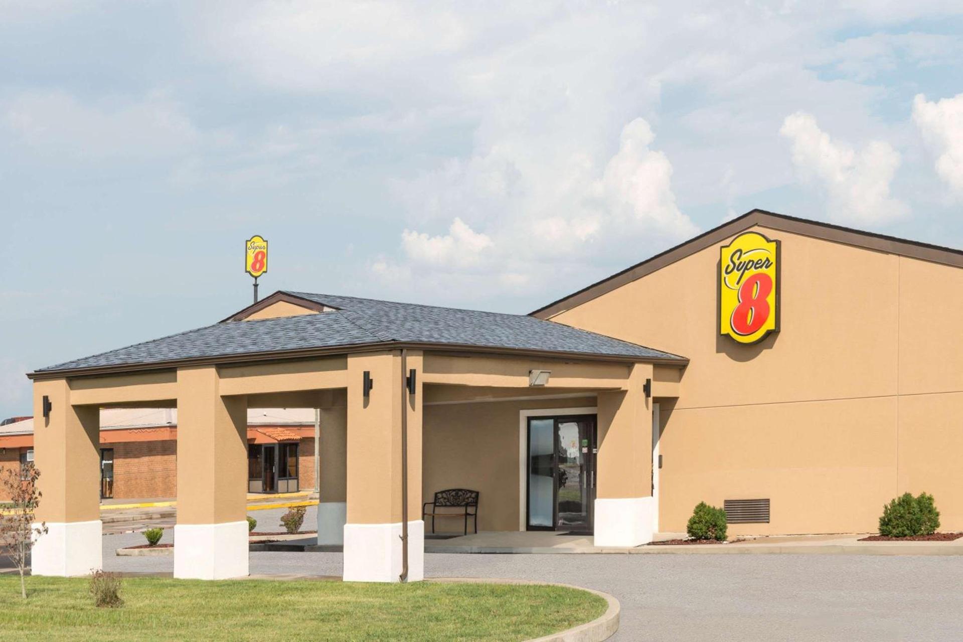Super 8 by Wyndham Charleston Sikeston East MO photo 2