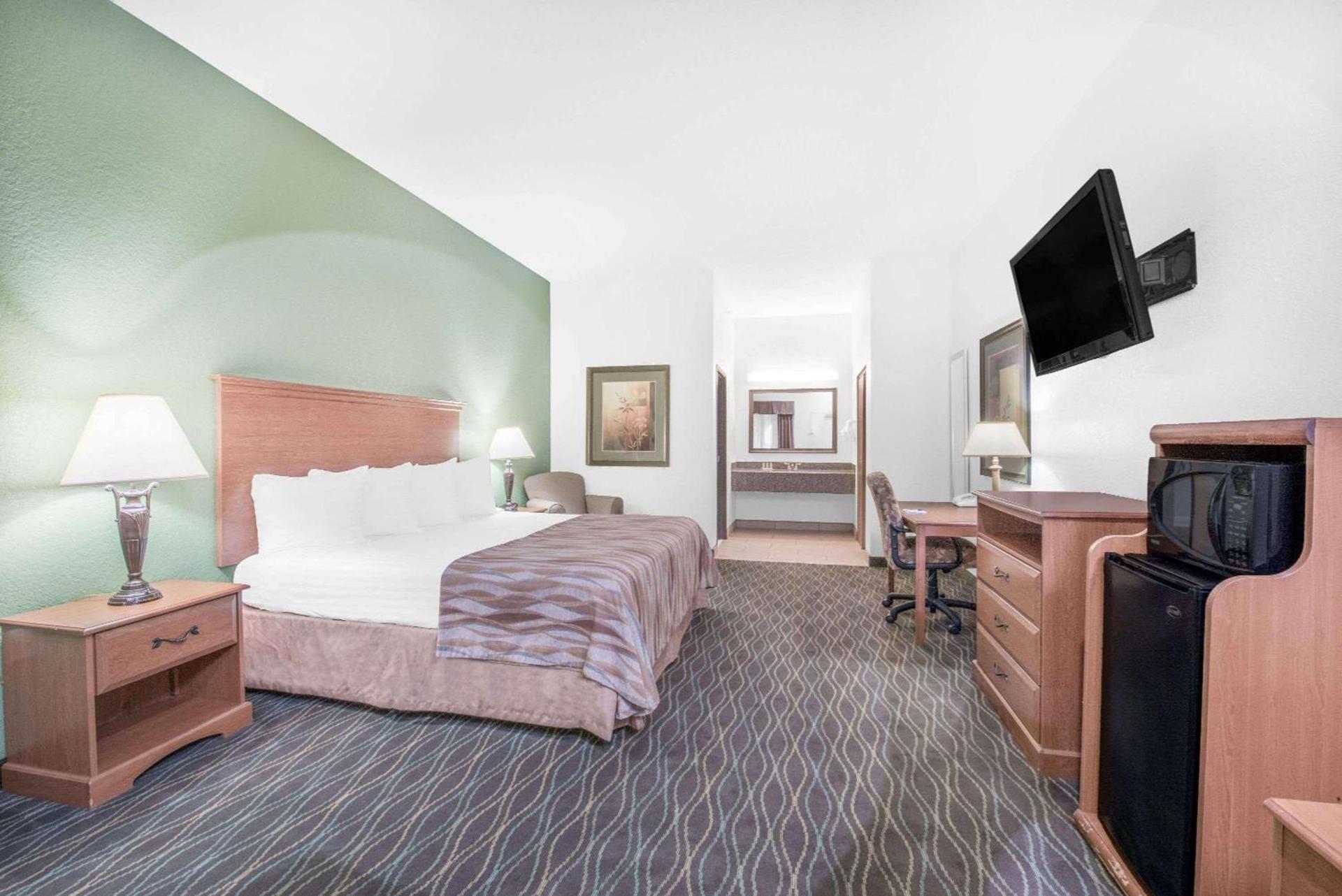 Baymont by Wyndham Pearsall photo 51