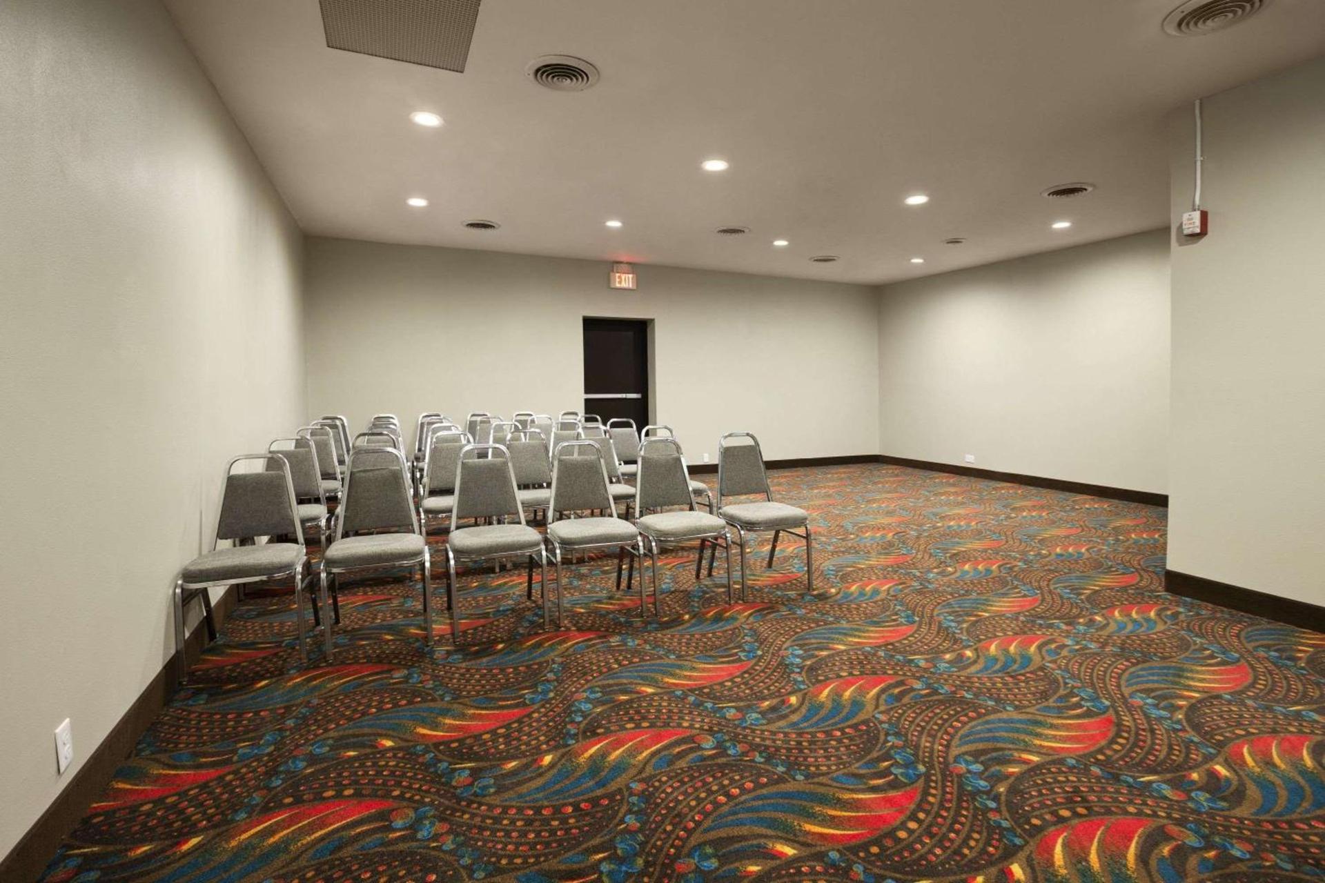 Days Inn by Wyndham Henryetta photo 10