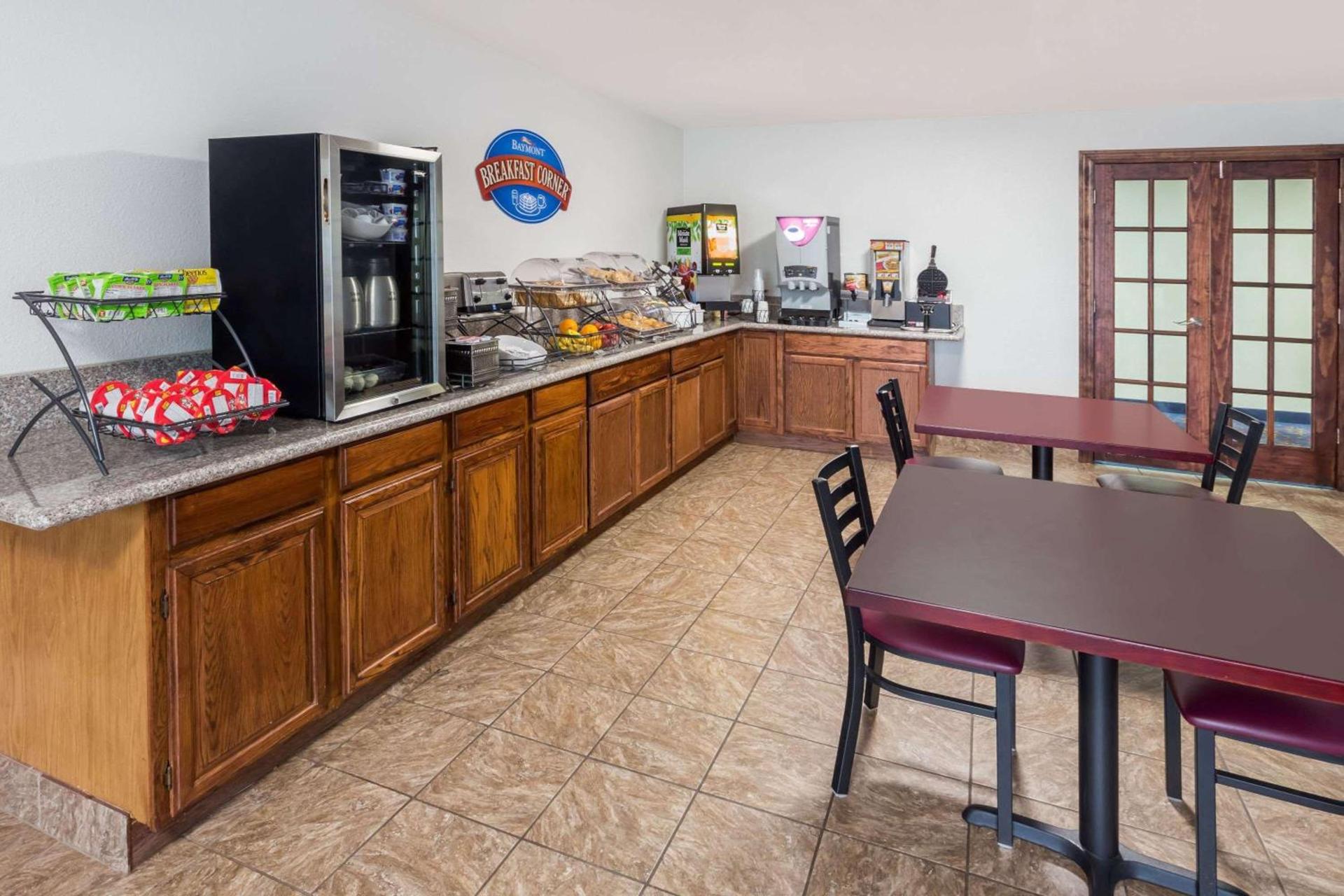 Econo Lodge Inn & Suites Wisconsin Dells photo 42