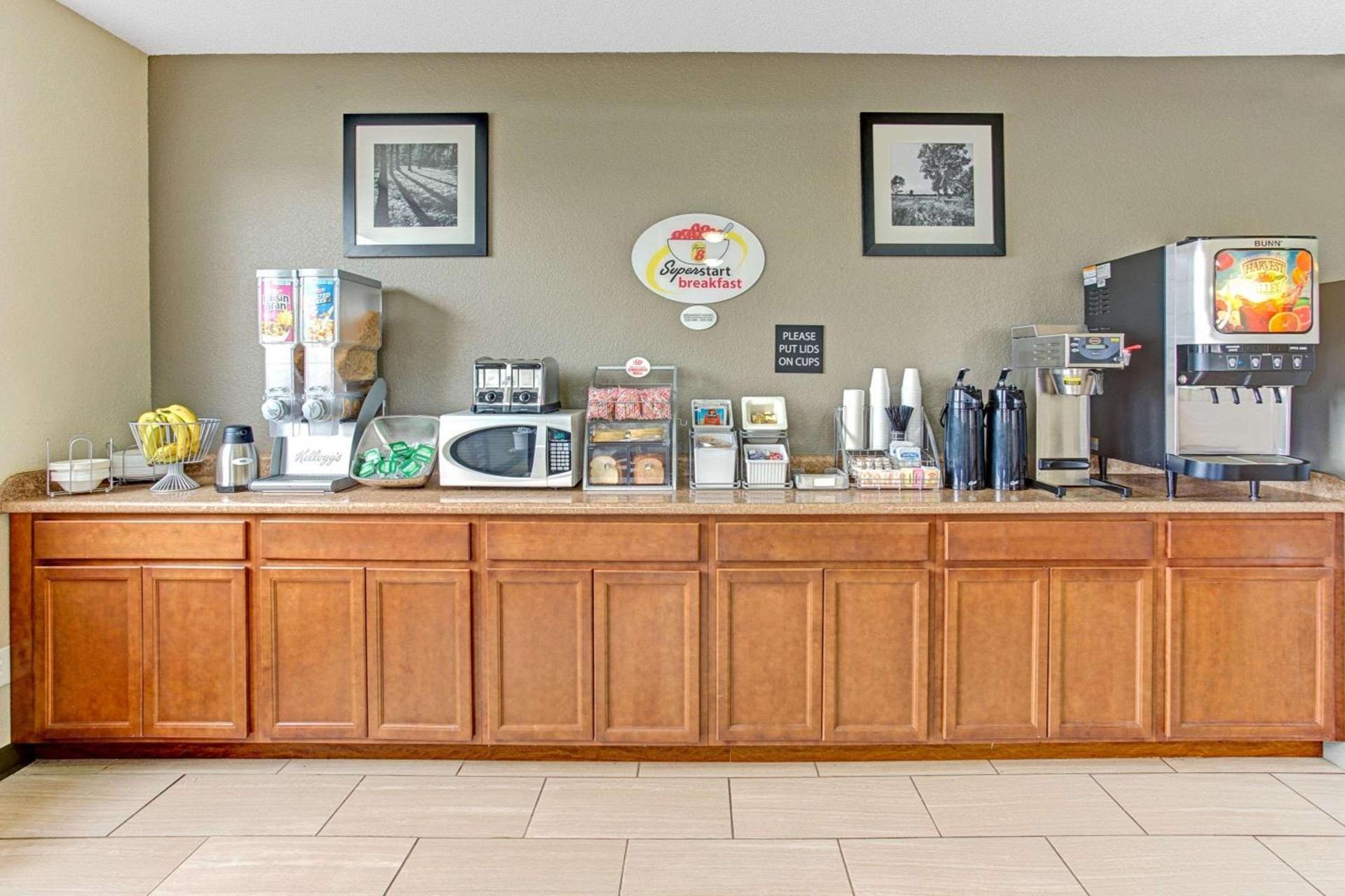 Super 8 by Wyndham Gurnee photo 2