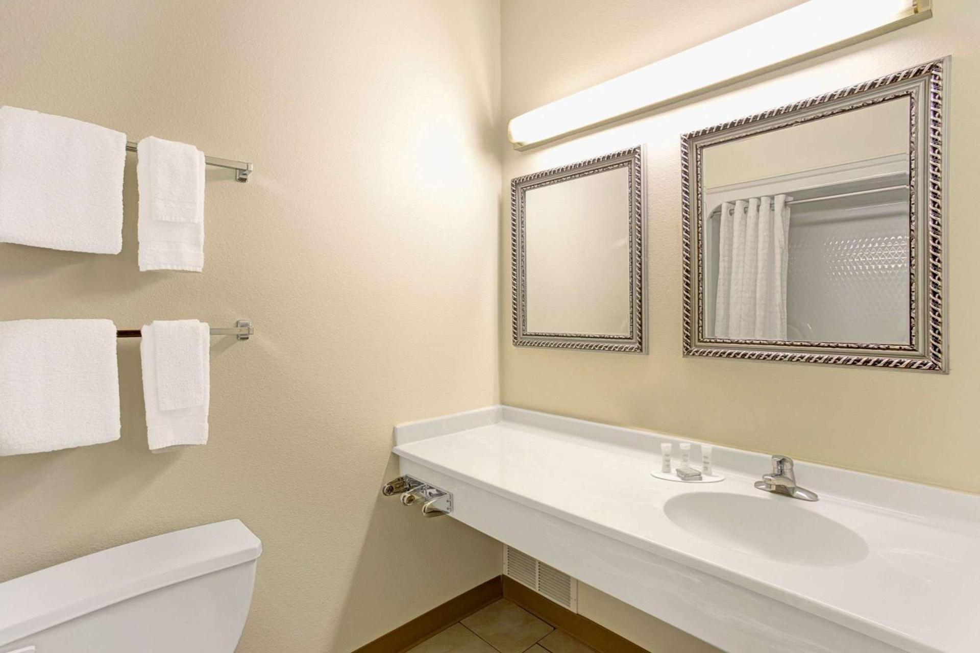Super 8 by Wyndham Gurnee photo 10