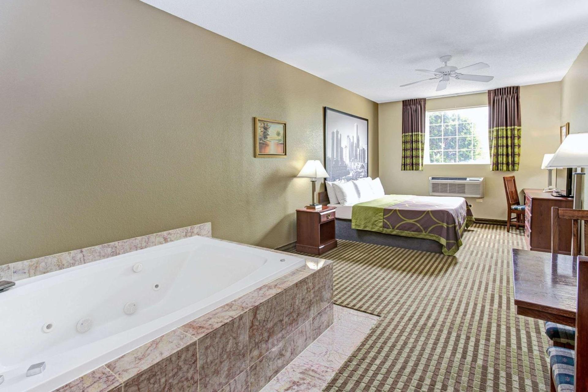 Super 8 by Wyndham Gurnee photo 12