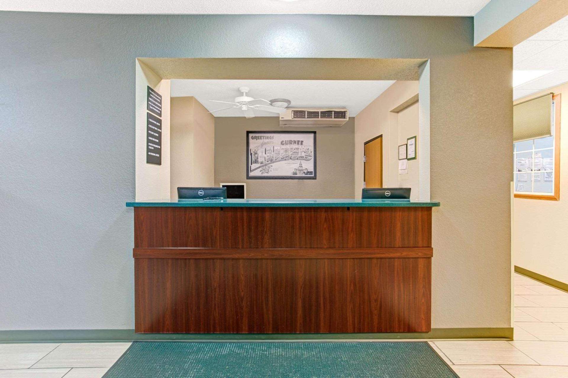 Super 8 by Wyndham Gurnee photo 3