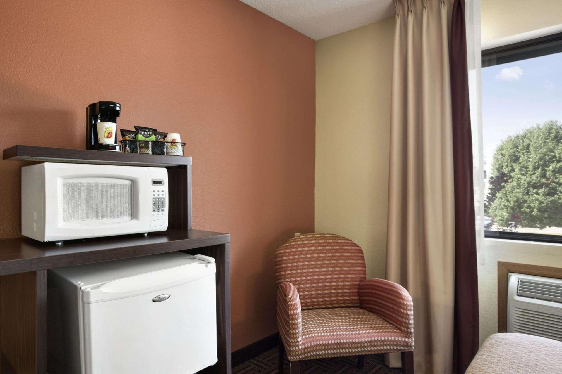 Super 8 by Wyndham Carbondale photo 13