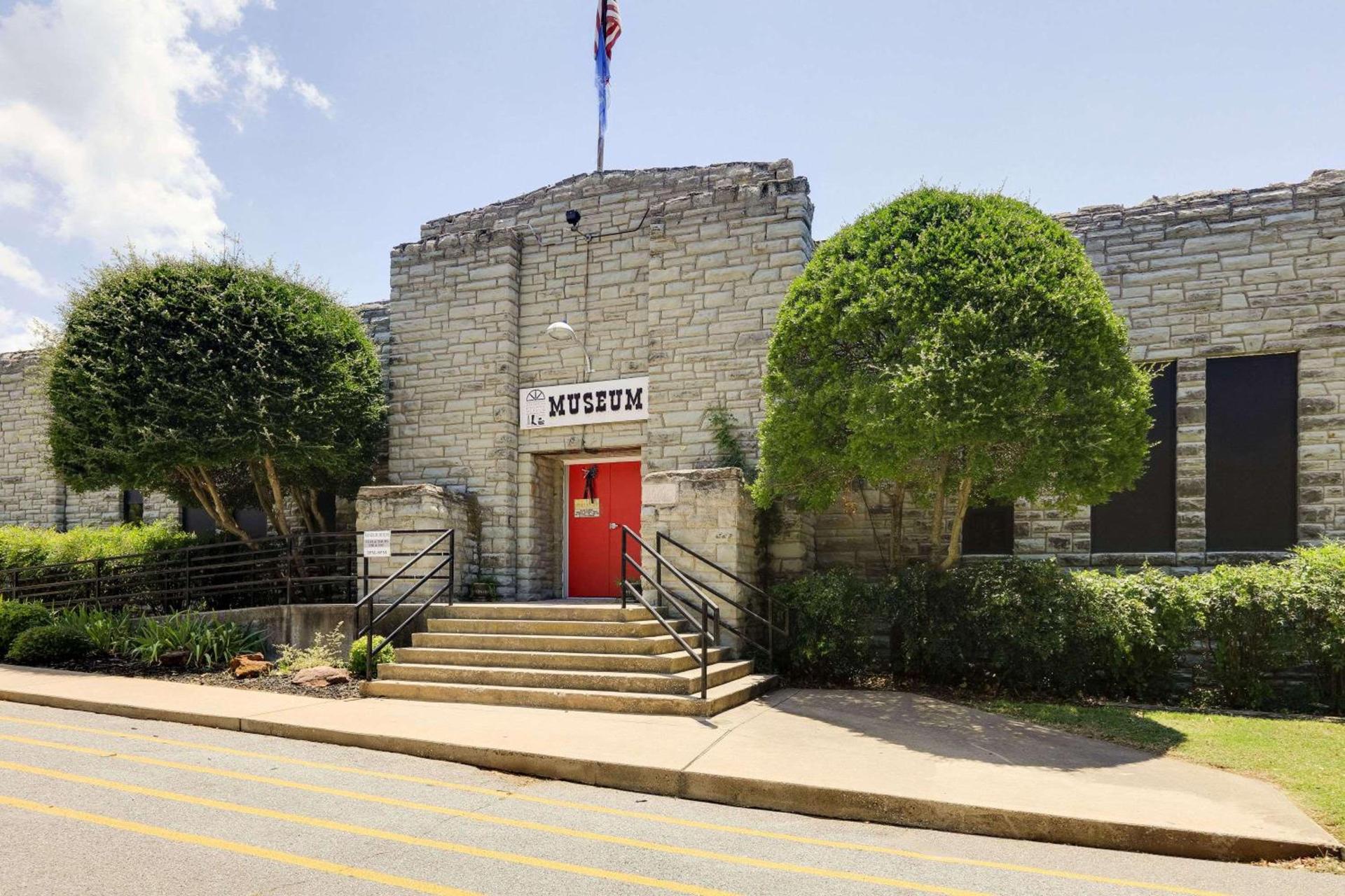 Super 8 by Wyndham Duncan OK photo 11
