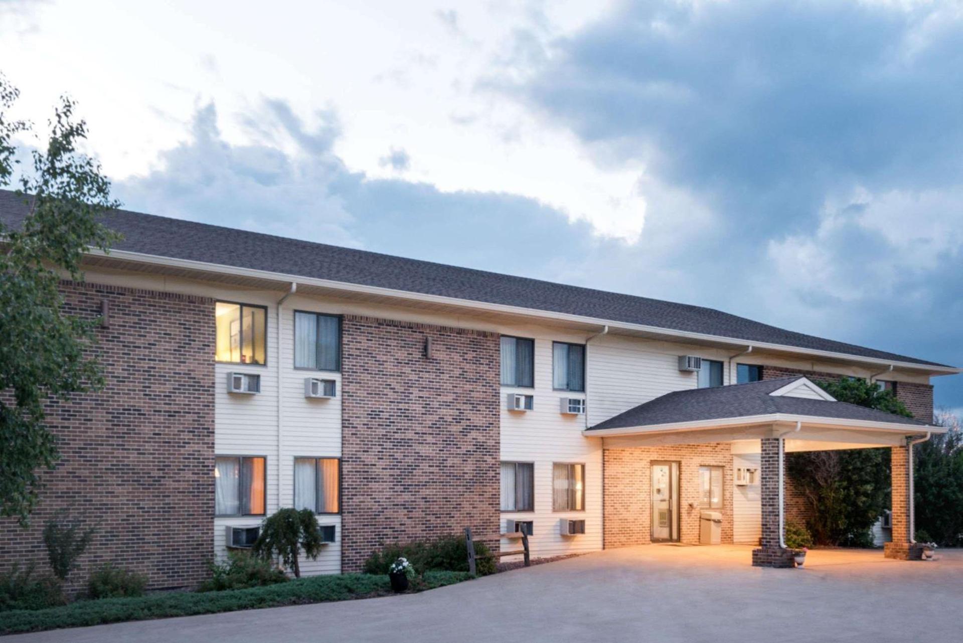 Super 8 by Wyndham Milbank SD photo 1