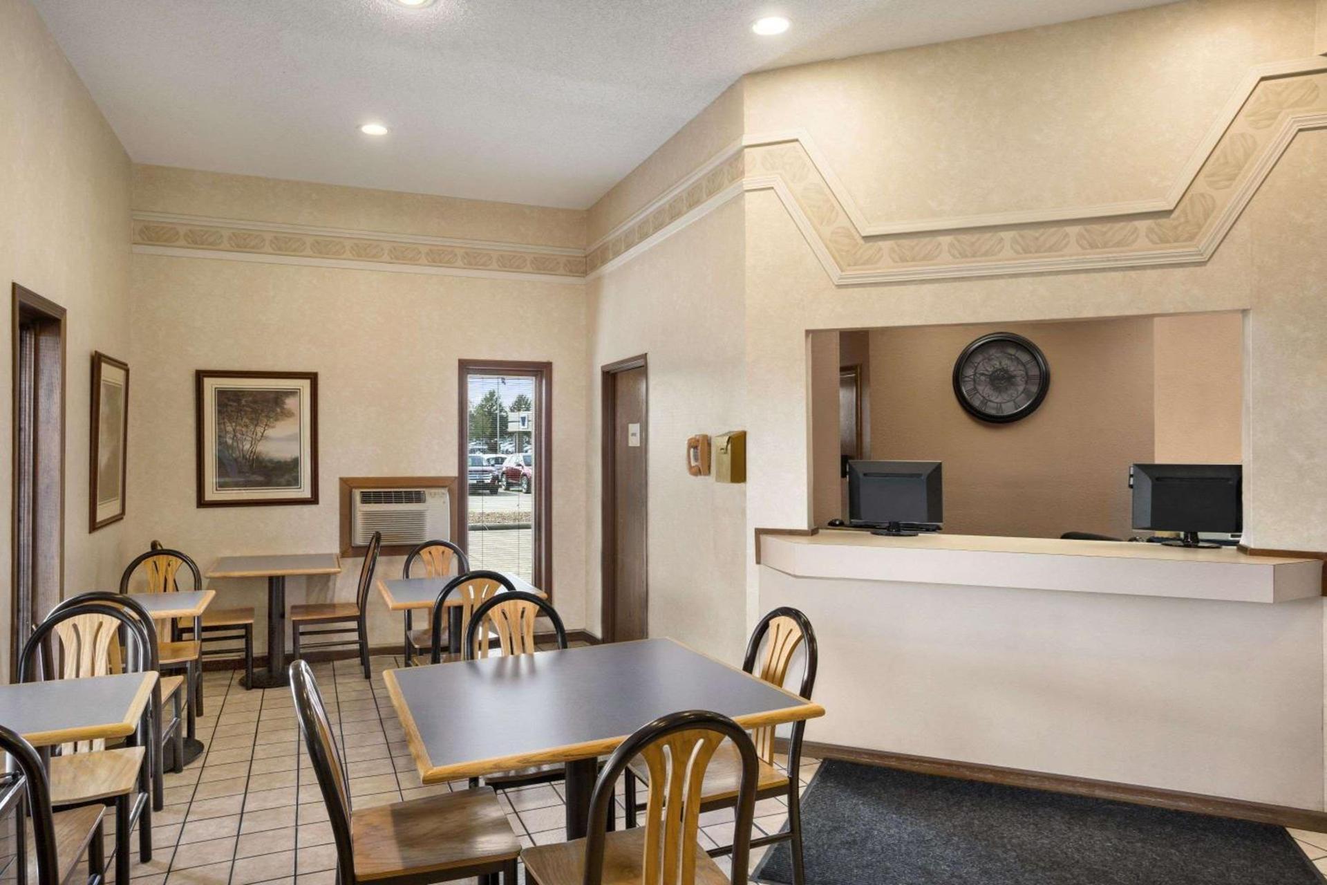 Super 8 by Wyndham Carbondale photo 3