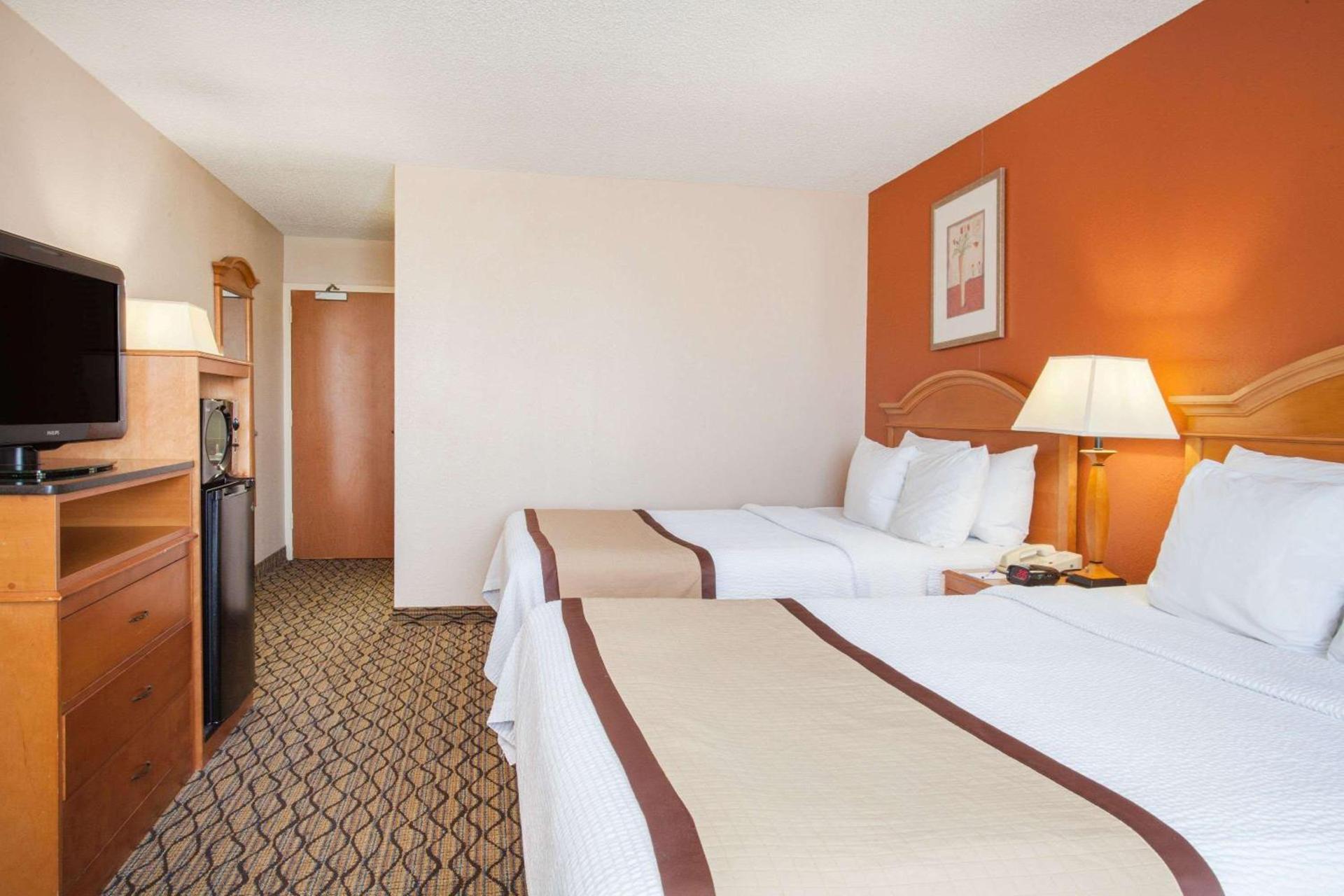 Baymont by Wyndham Madison Heights Detroit Area photo 8