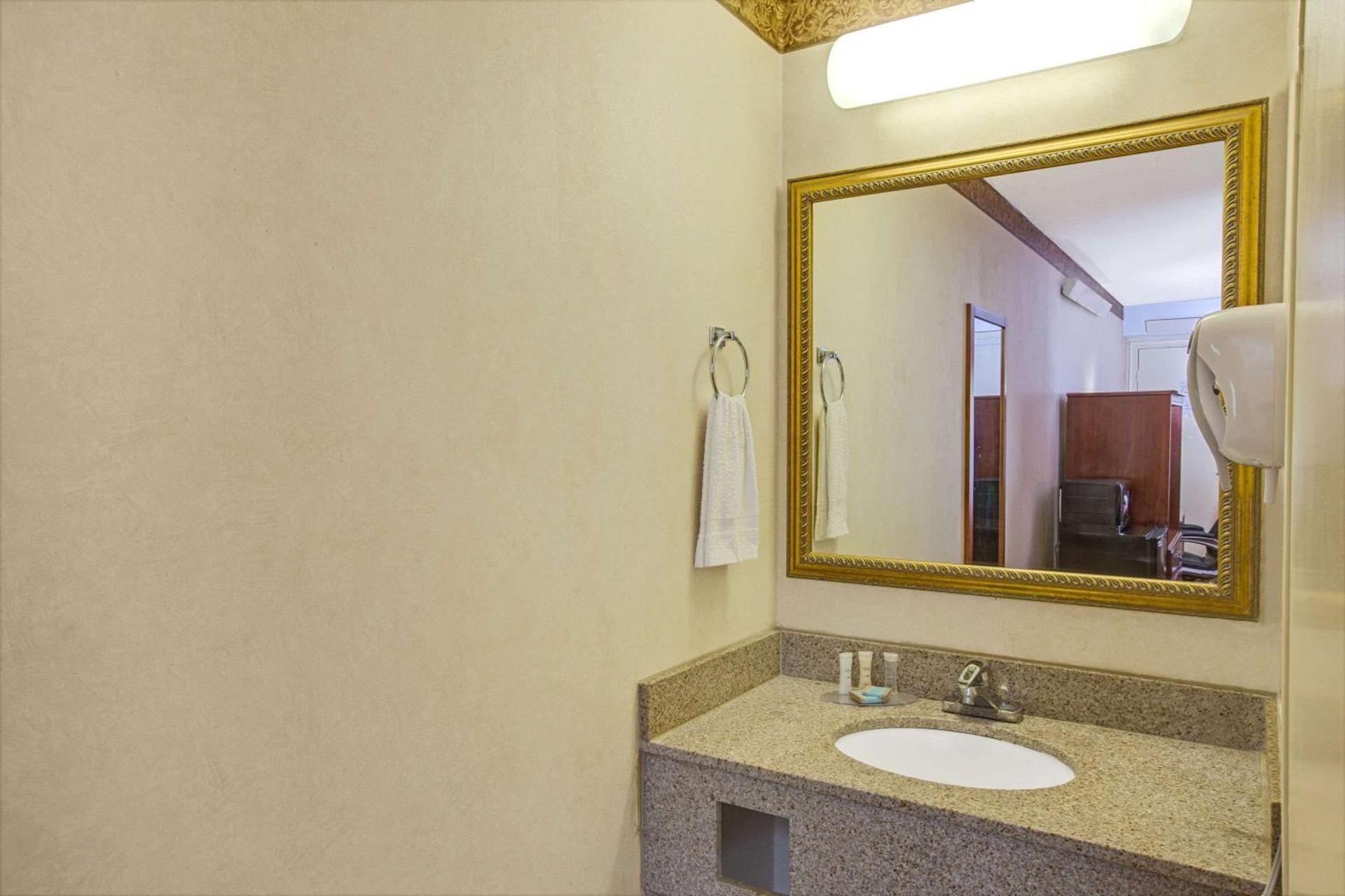 TraveIodge by Wyndham Parsippany photo 9