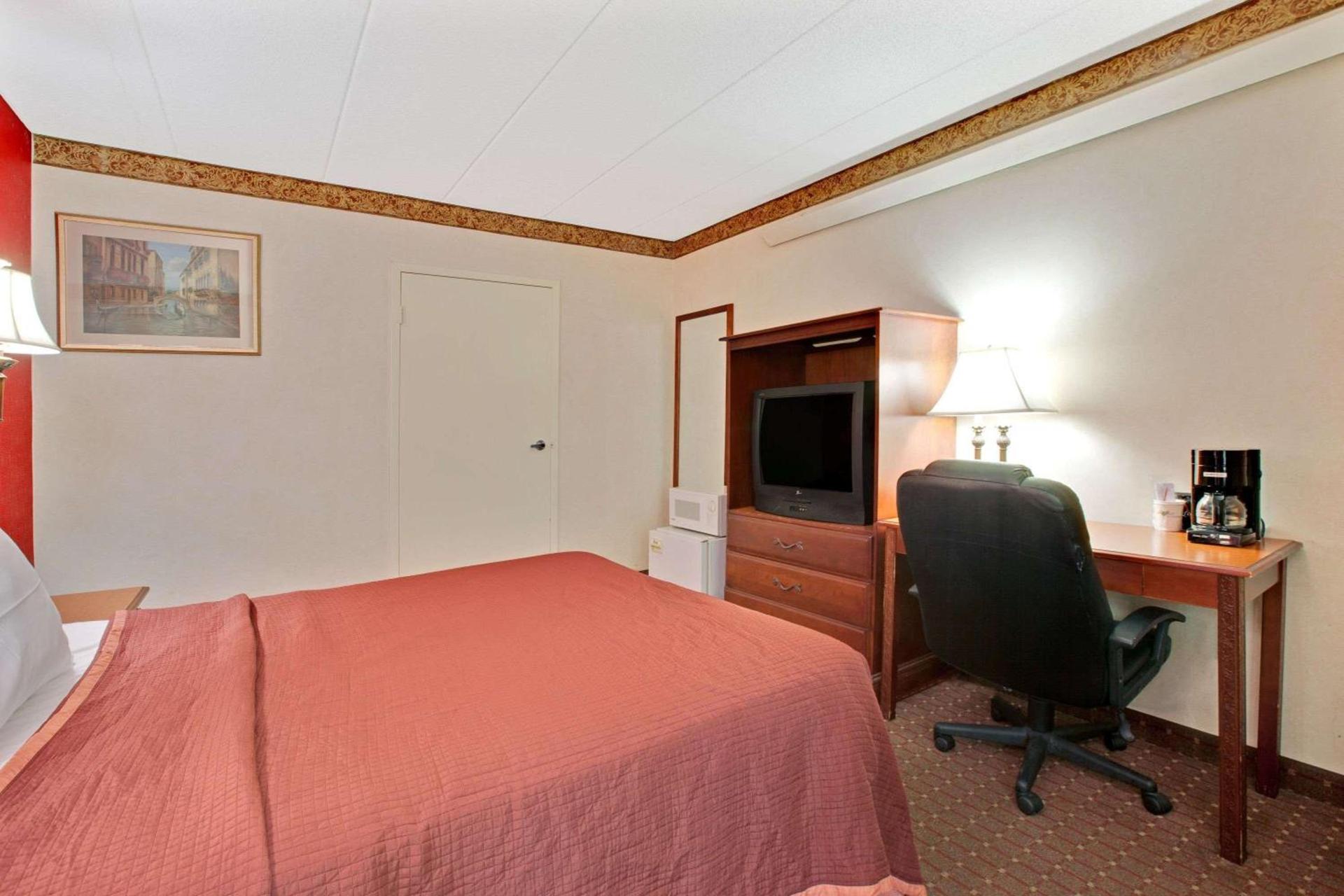 TraveIodge by Wyndham Parsippany photo 7