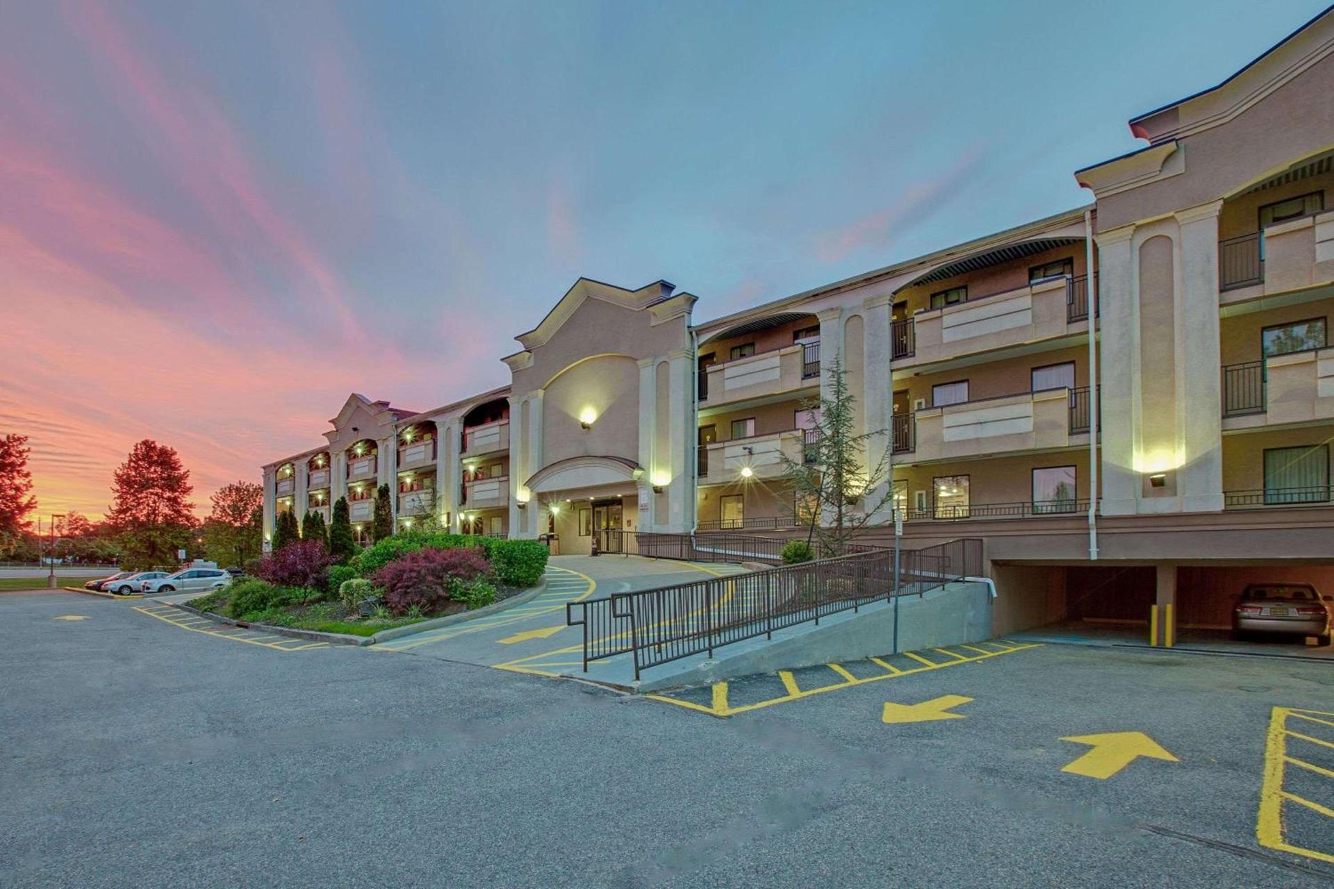 TraveIodge by Wyndham Parsippany photo 2