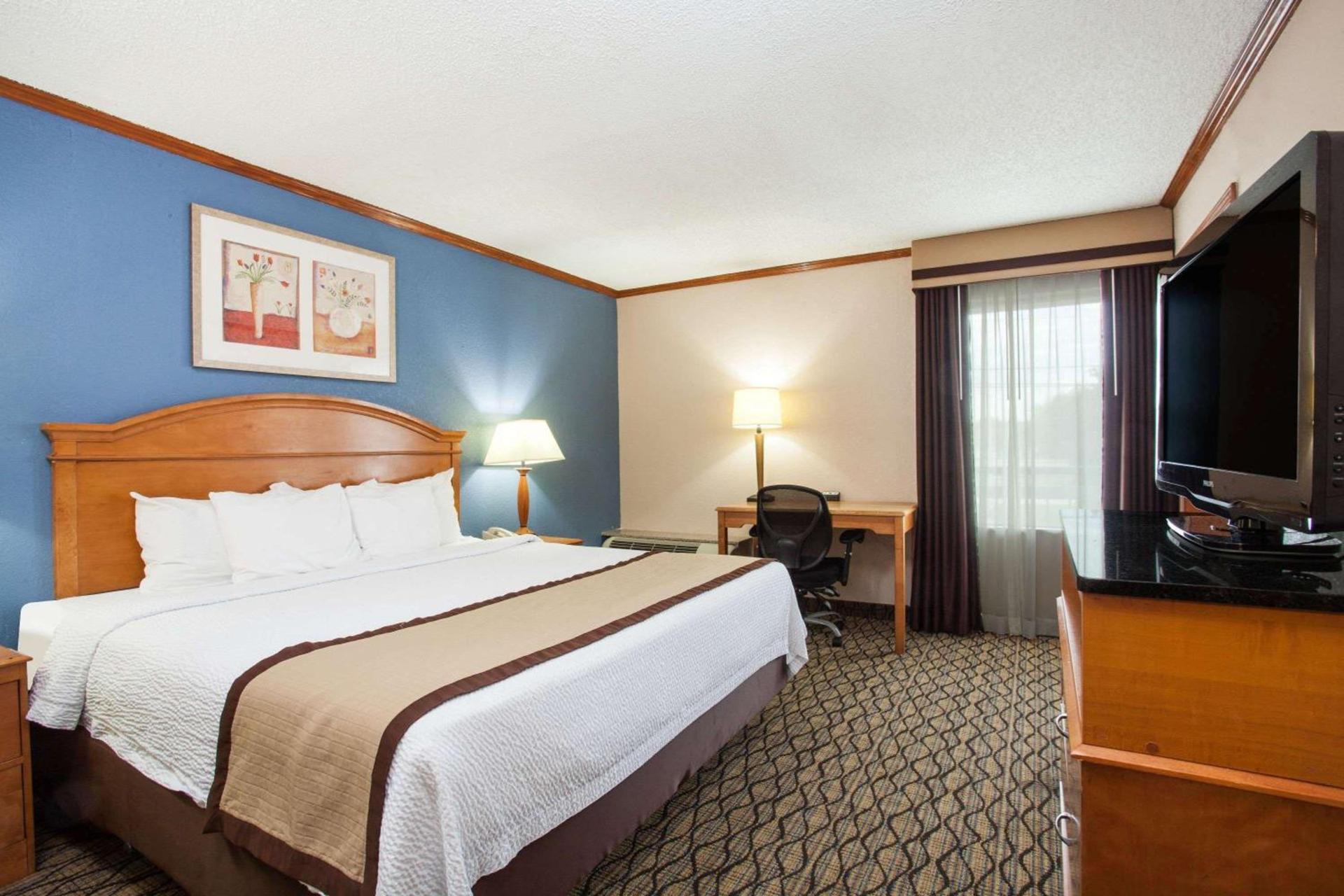Baymont by Wyndham Madison Heights Detroit Area photo 11