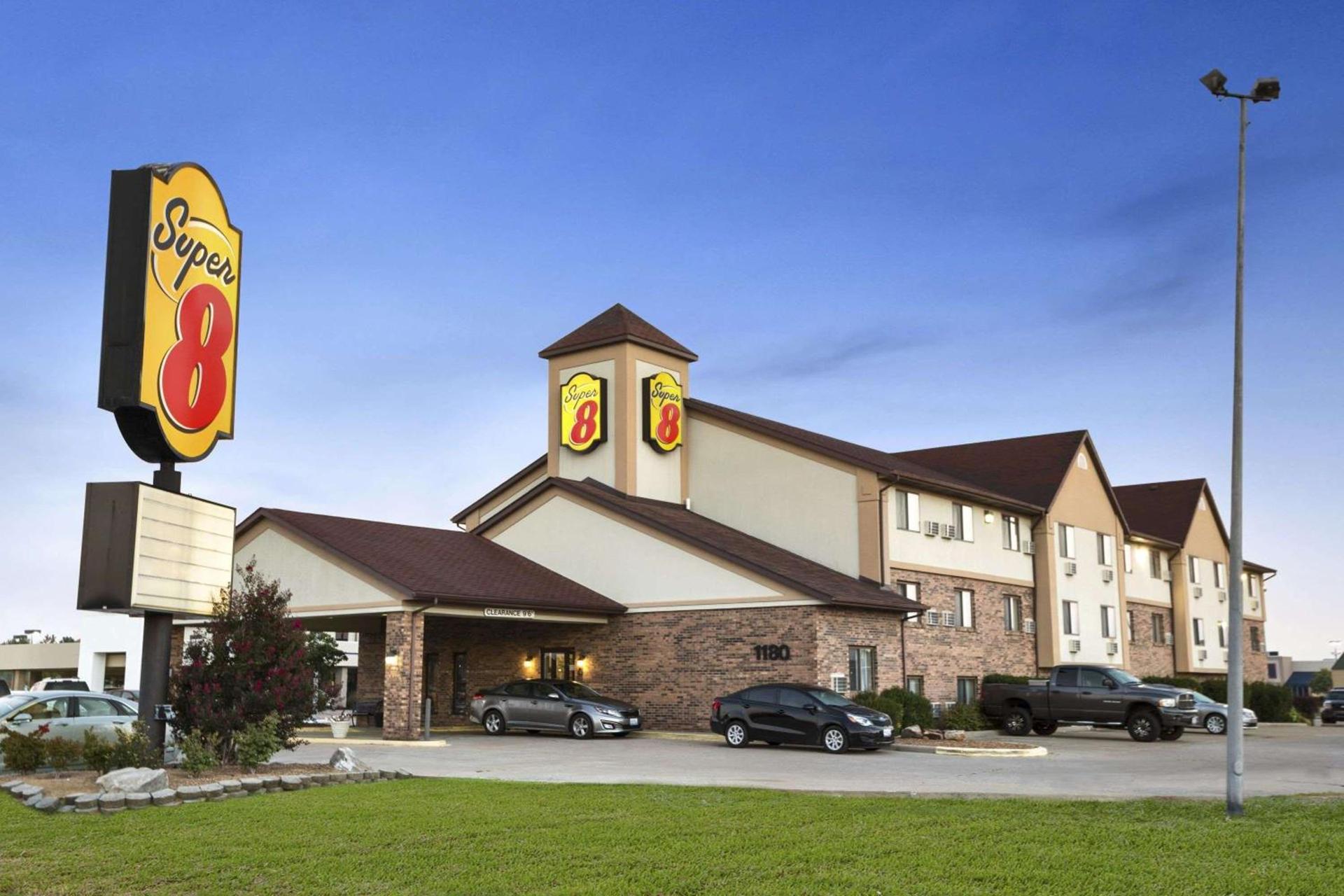 Super 8 by Wyndham Carbondale photo 2