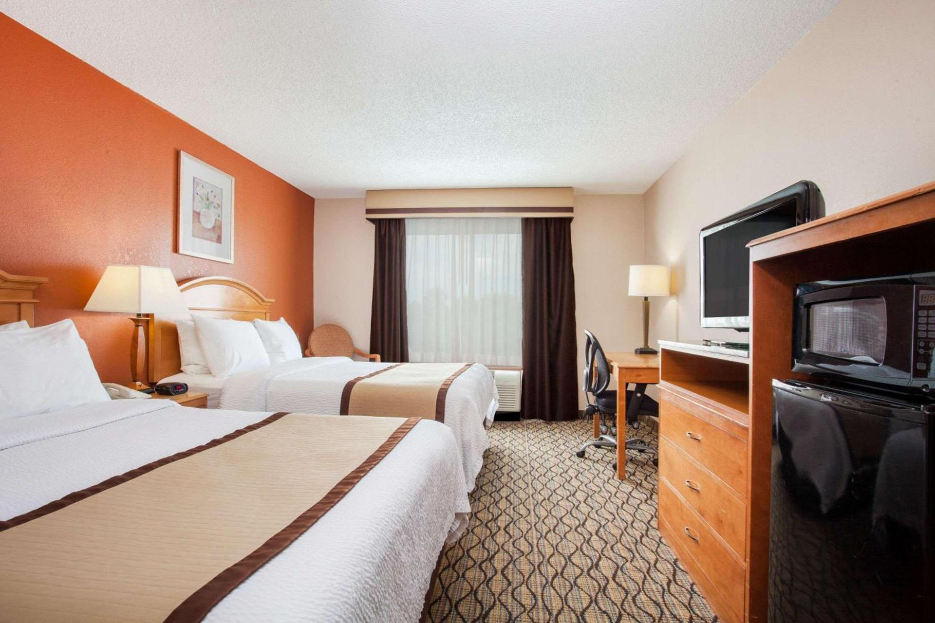 Baymont by Wyndham Madison Heights Detroit Area photo 18