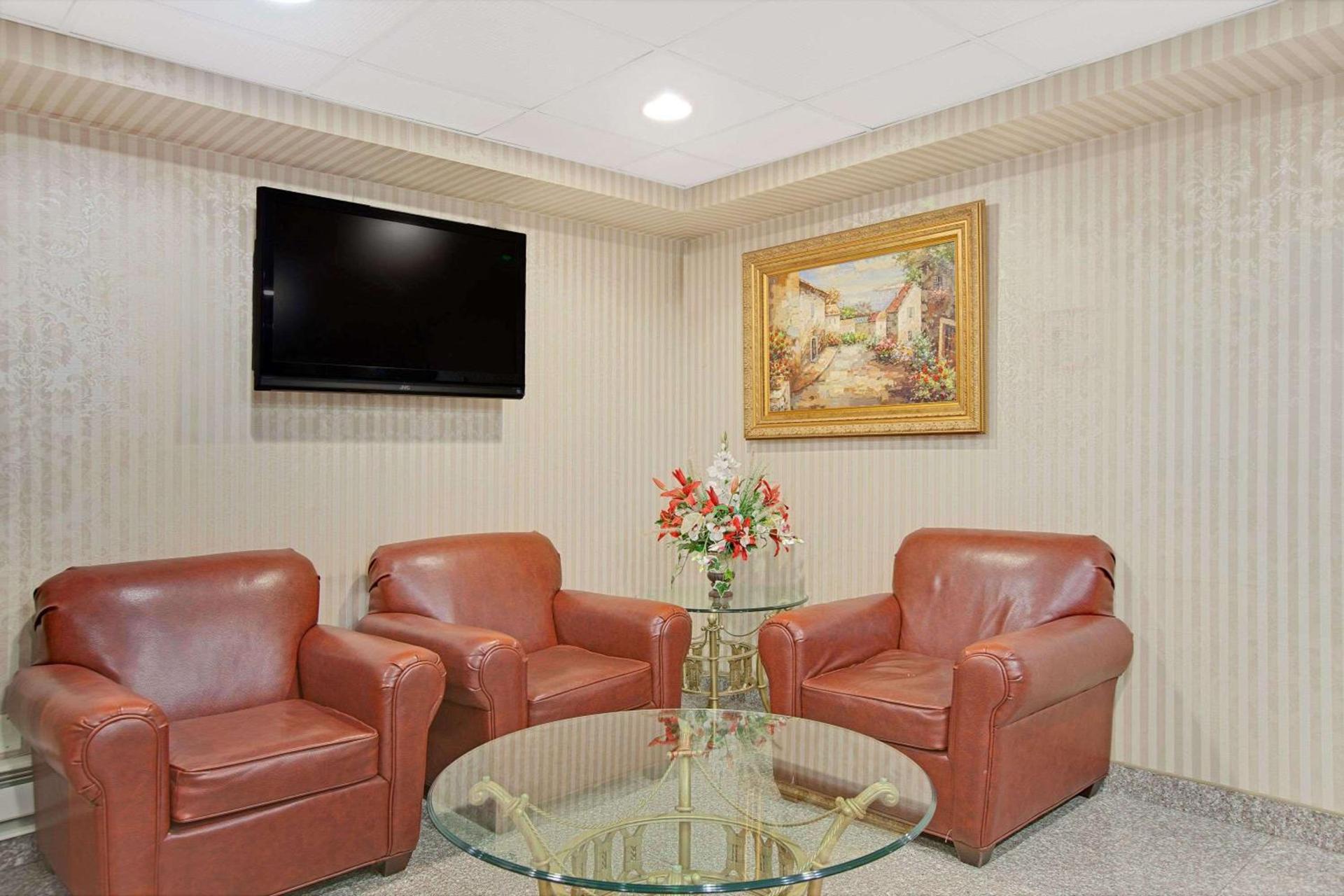 TraveIodge by Wyndham Parsippany photo 3